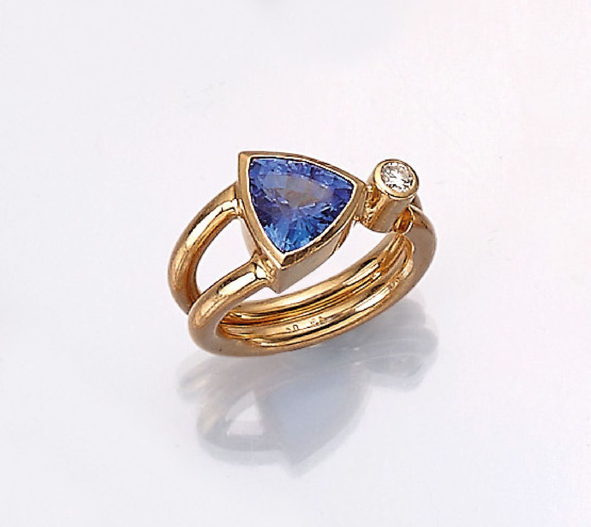 18 kt gold designerring with brilliant and tanzanite , YG 750/000, tanzanite triangle approx. 2.5