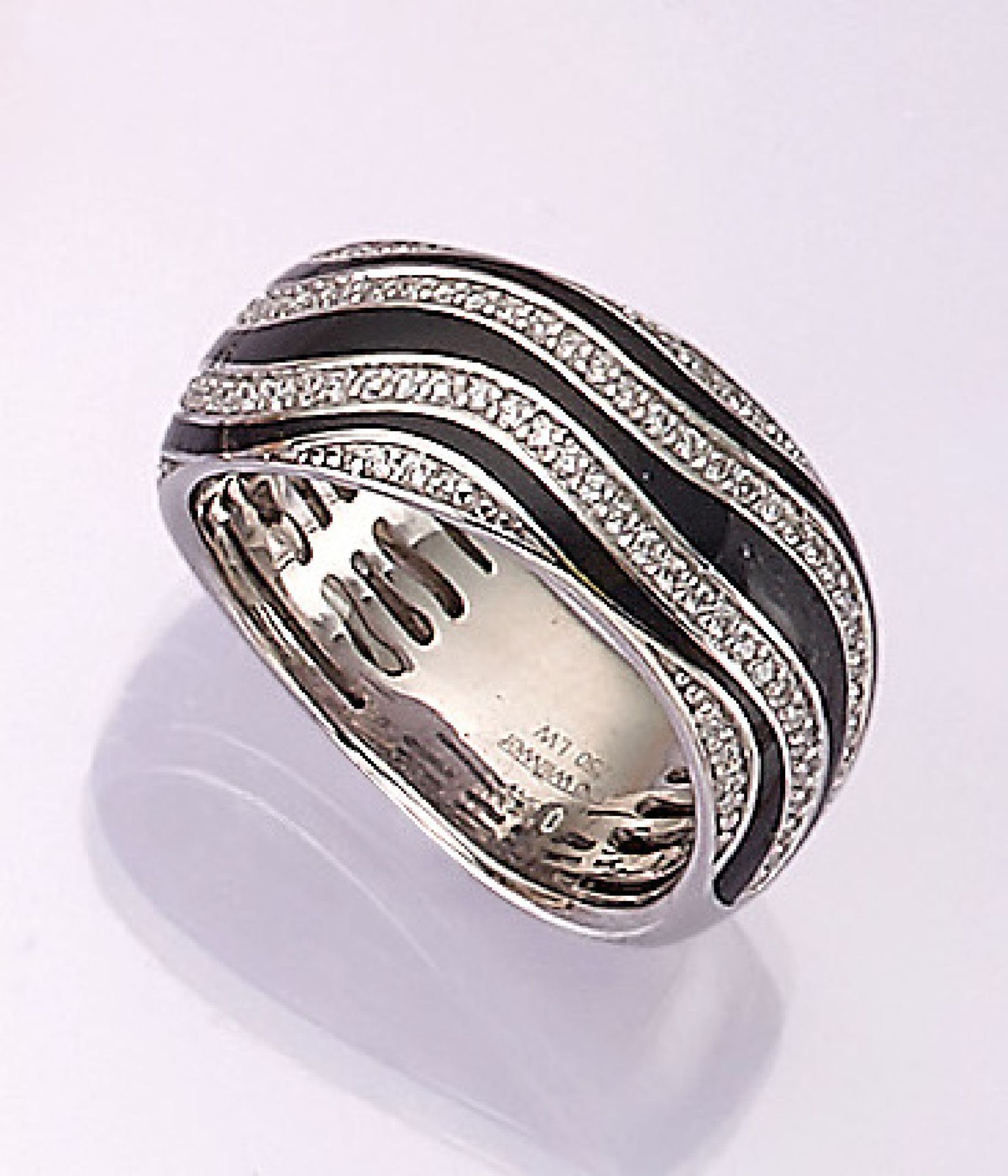 18 kt gold LEO WITTWER ring with enamel and diamonds , WG 750/000, slightly waved, blackenameled,