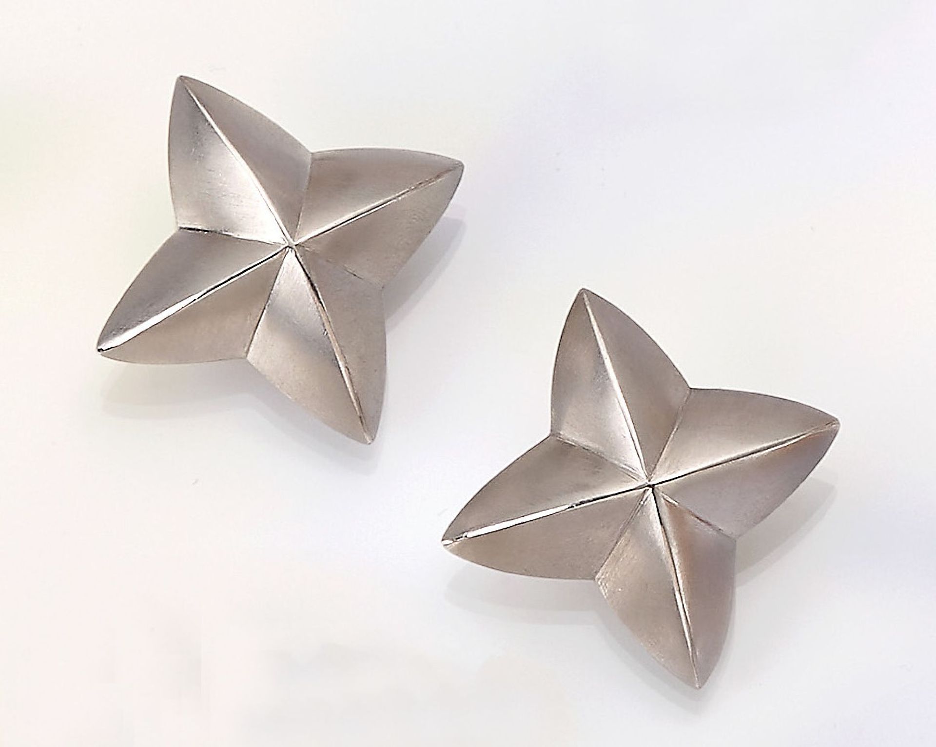 Pair of 18 kt gold ear clips , star shaped, surface finely brushed, manufacturer's brand goldsmith - Bild 2 aus 2