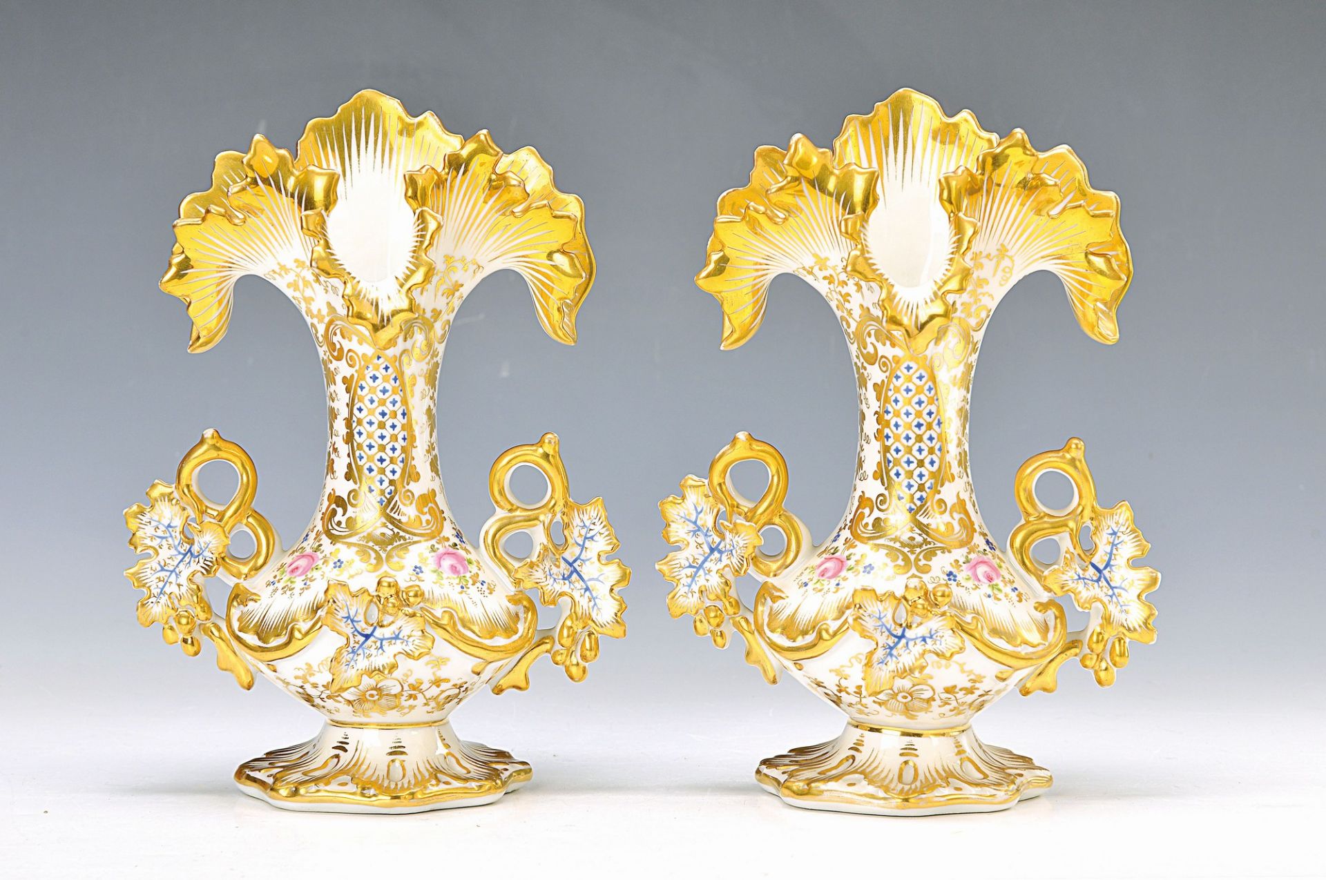 Pair of vases, France, around 1860, porcelain,with gold decoration, floral decor, H. 22.5 cmPaar