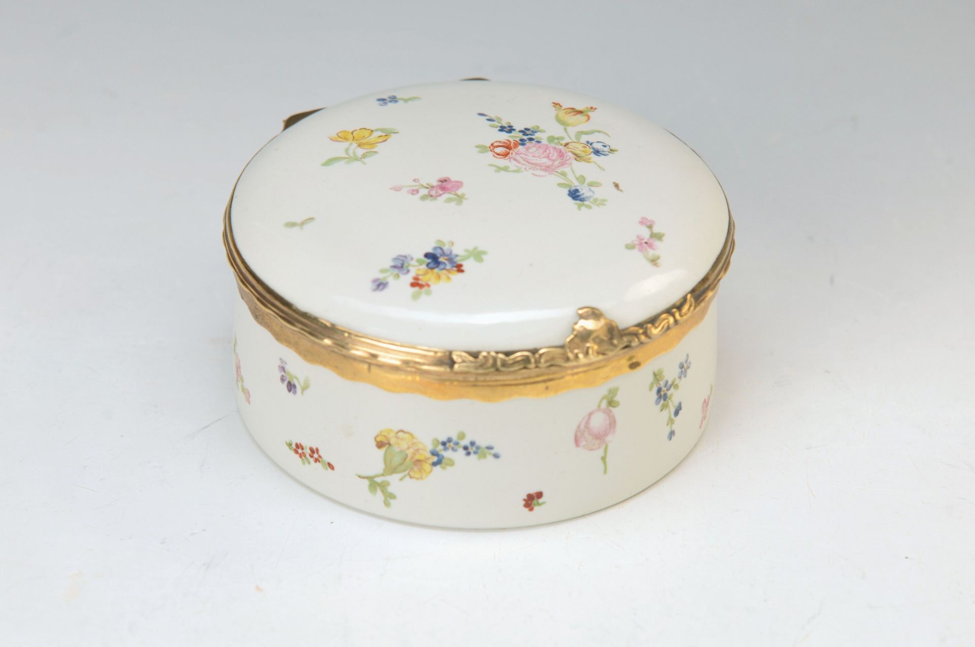 Tabatiere, probably studio Pierre Fromery, (1659 Sedan- 1738 Berlin), white enamel with flower