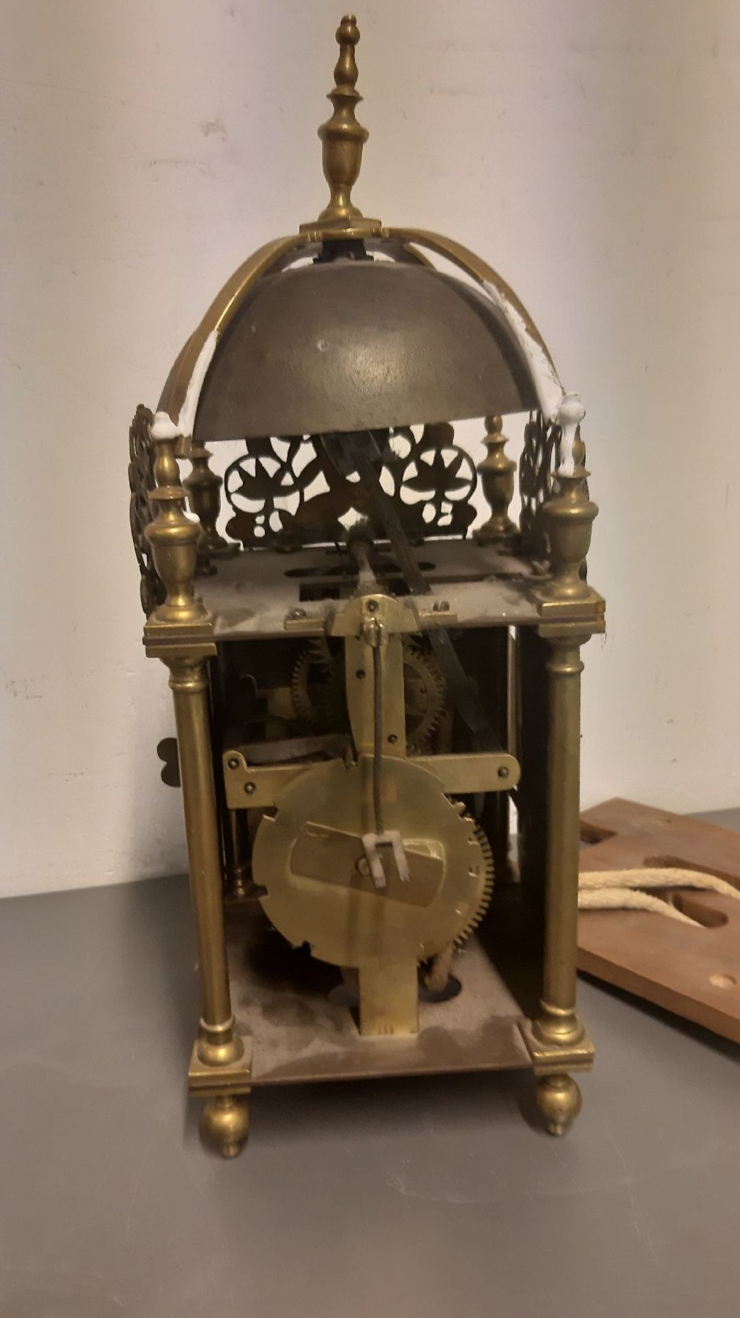 Lantern clock, after 1900, on wooden wall holder, brass housing, dial marked: Robt. Lunkin, Bishog - Bild 5 aus 7
