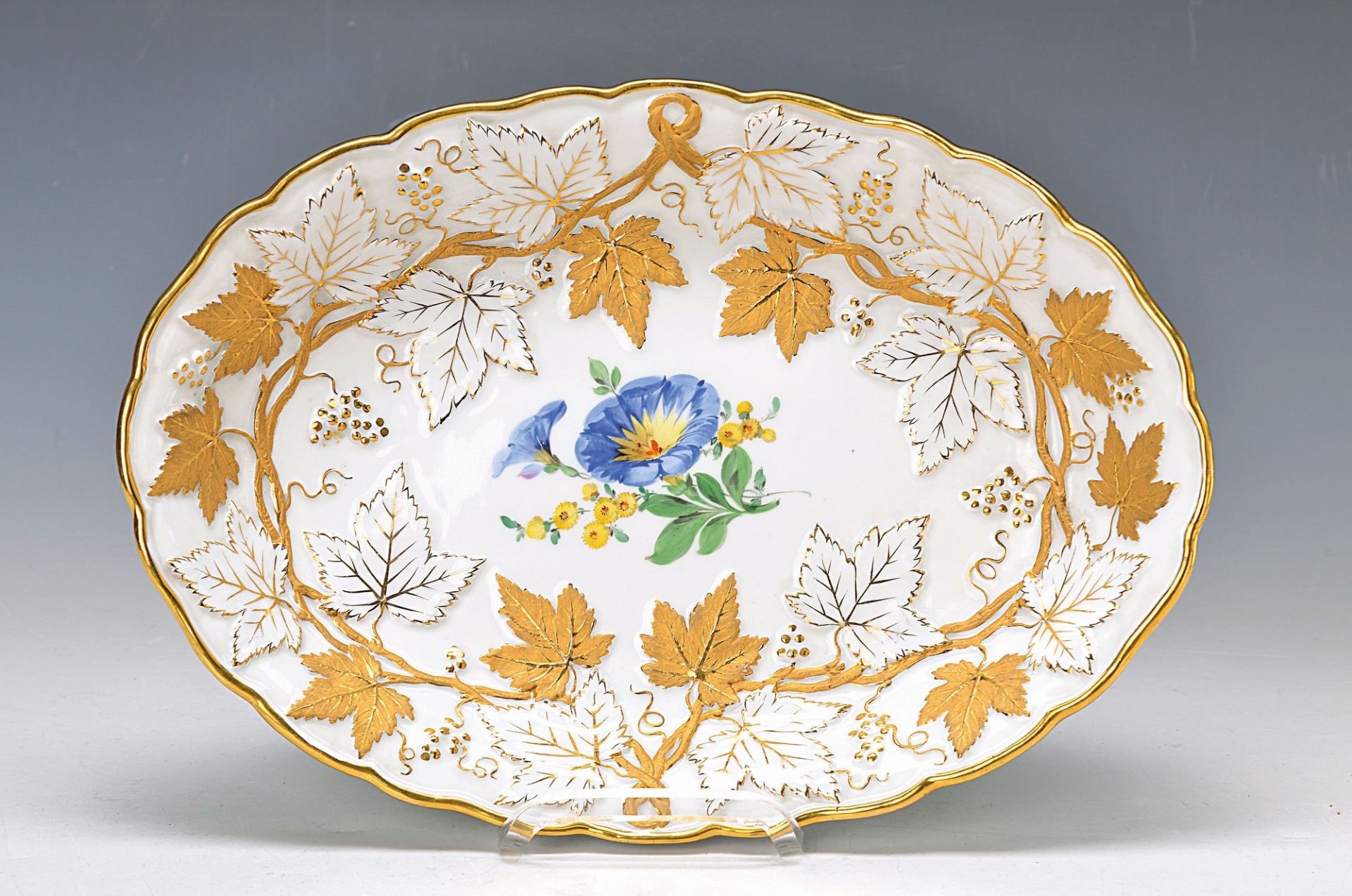 Oval bowl, Meissen, Pfeiffer period, 1924- 1934, embossed and matt- and glossy gilding, in the