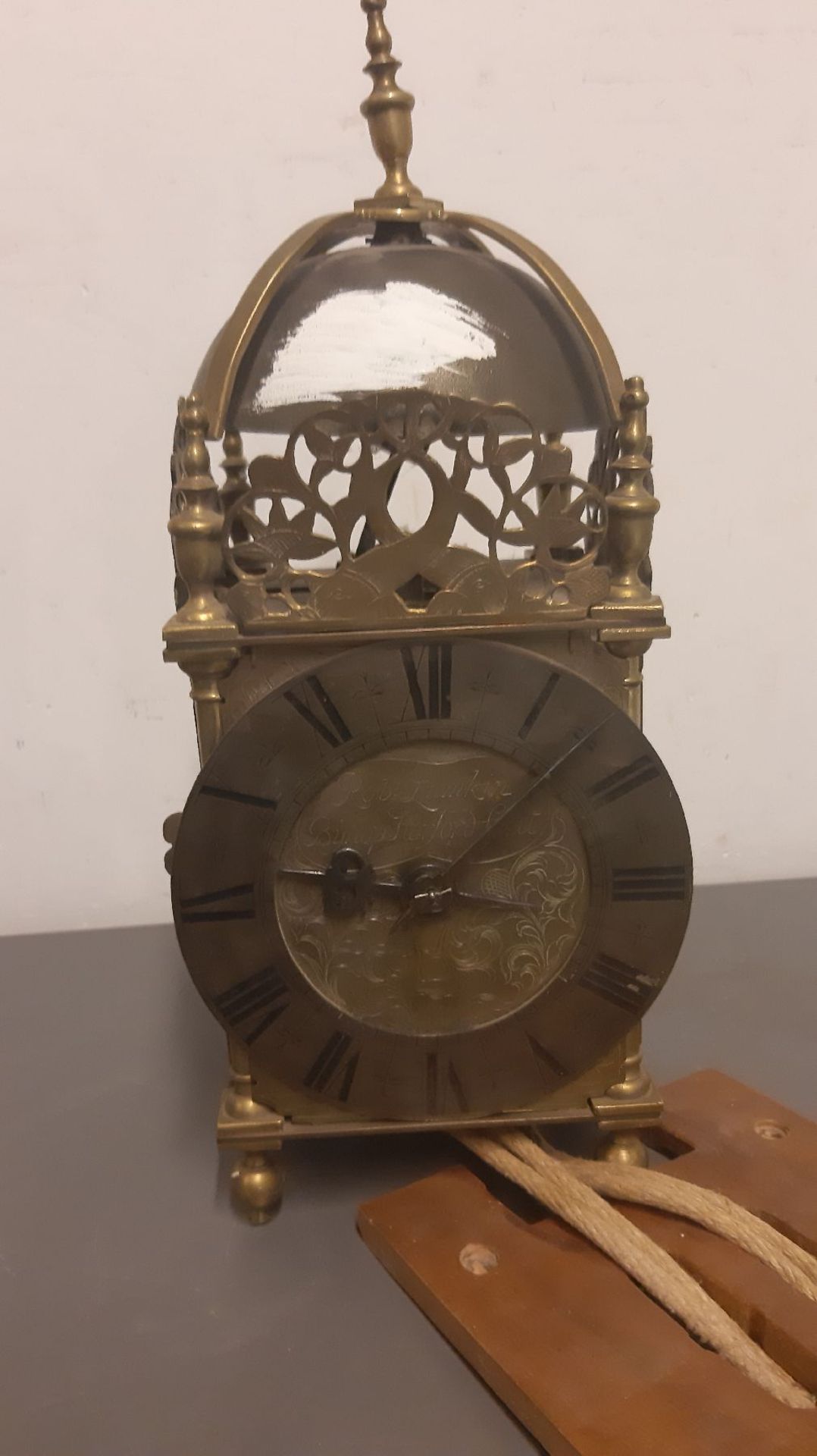 Lantern clock, after 1900, on wooden wall holder, brass housing, dial marked: Robt. Lunkin, Bishog - Bild 2 aus 7