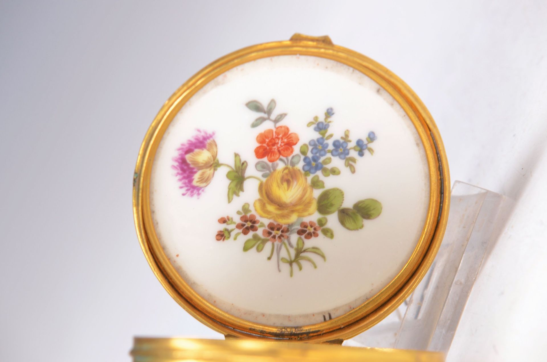 Tabatiere, Meissen, around 1830, Rhomb decor, decorative Rhomb decor, flowers and insects, painter - Bild 2 aus 2