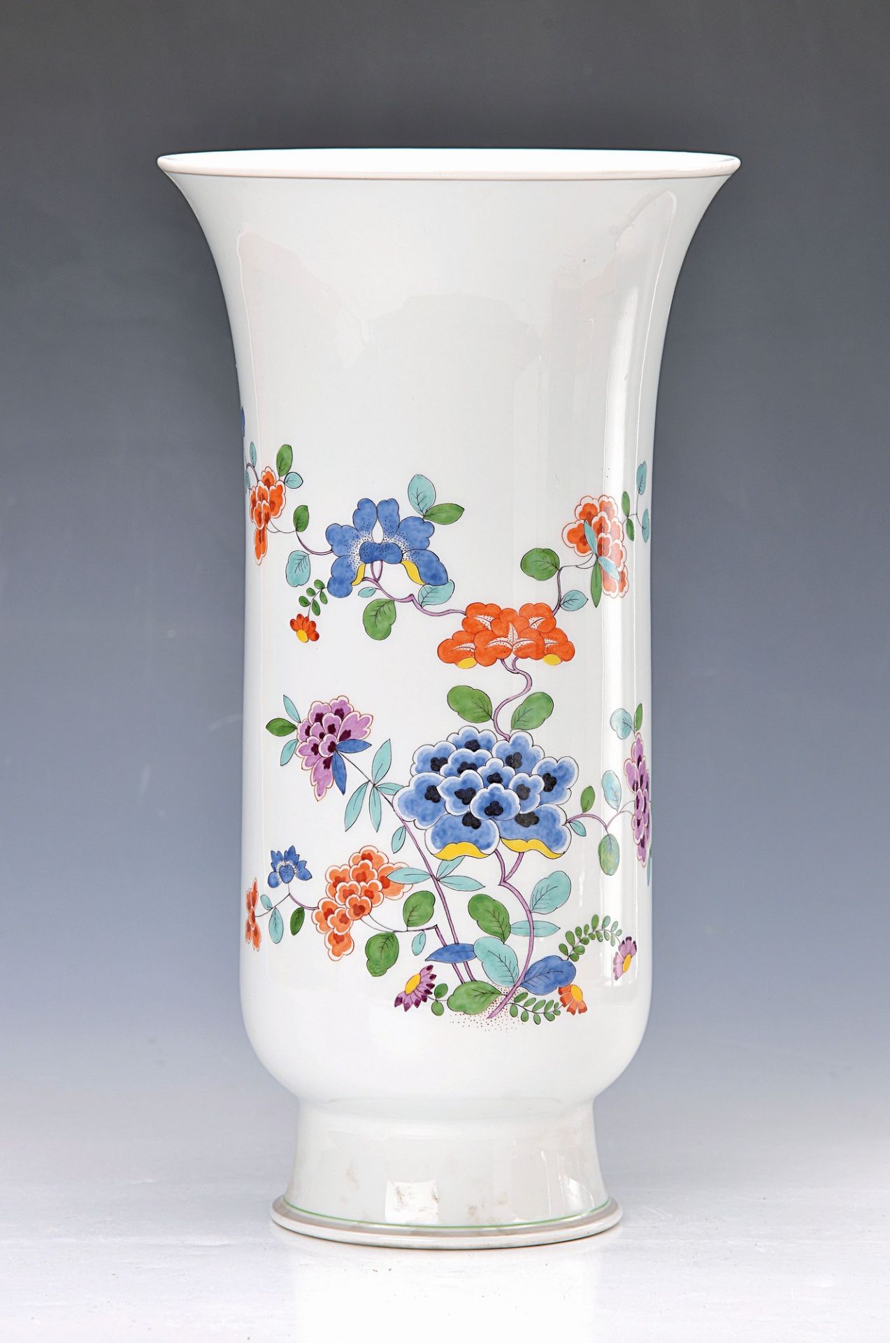 Large vase, Meissen, 20th c., painted in bright colors in Kakiemon decor, H. approx. 33.5cmGroße