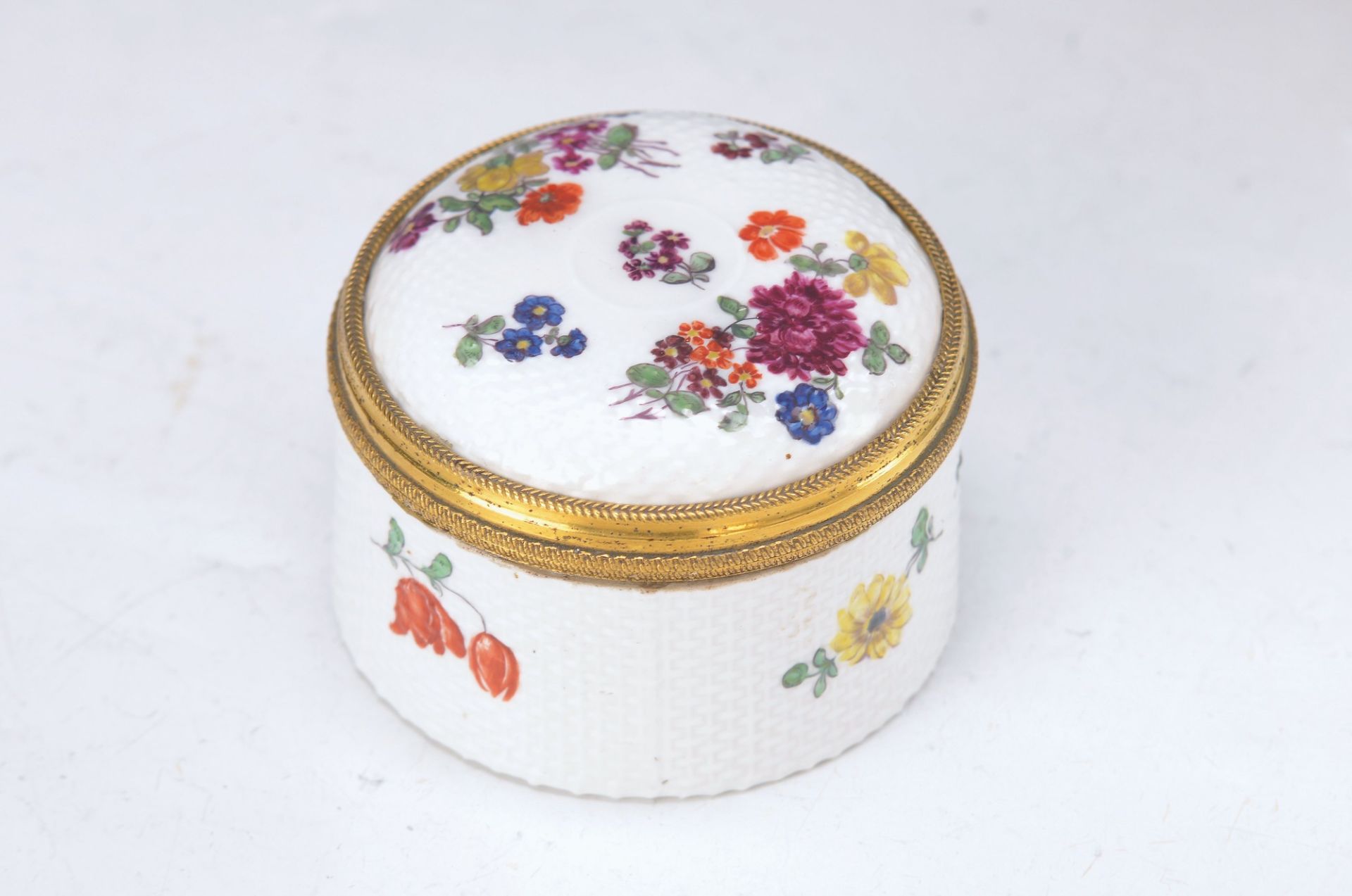 round lid box, Meissen, around 1750, porcelain, with basket embossment pattern, fine flower