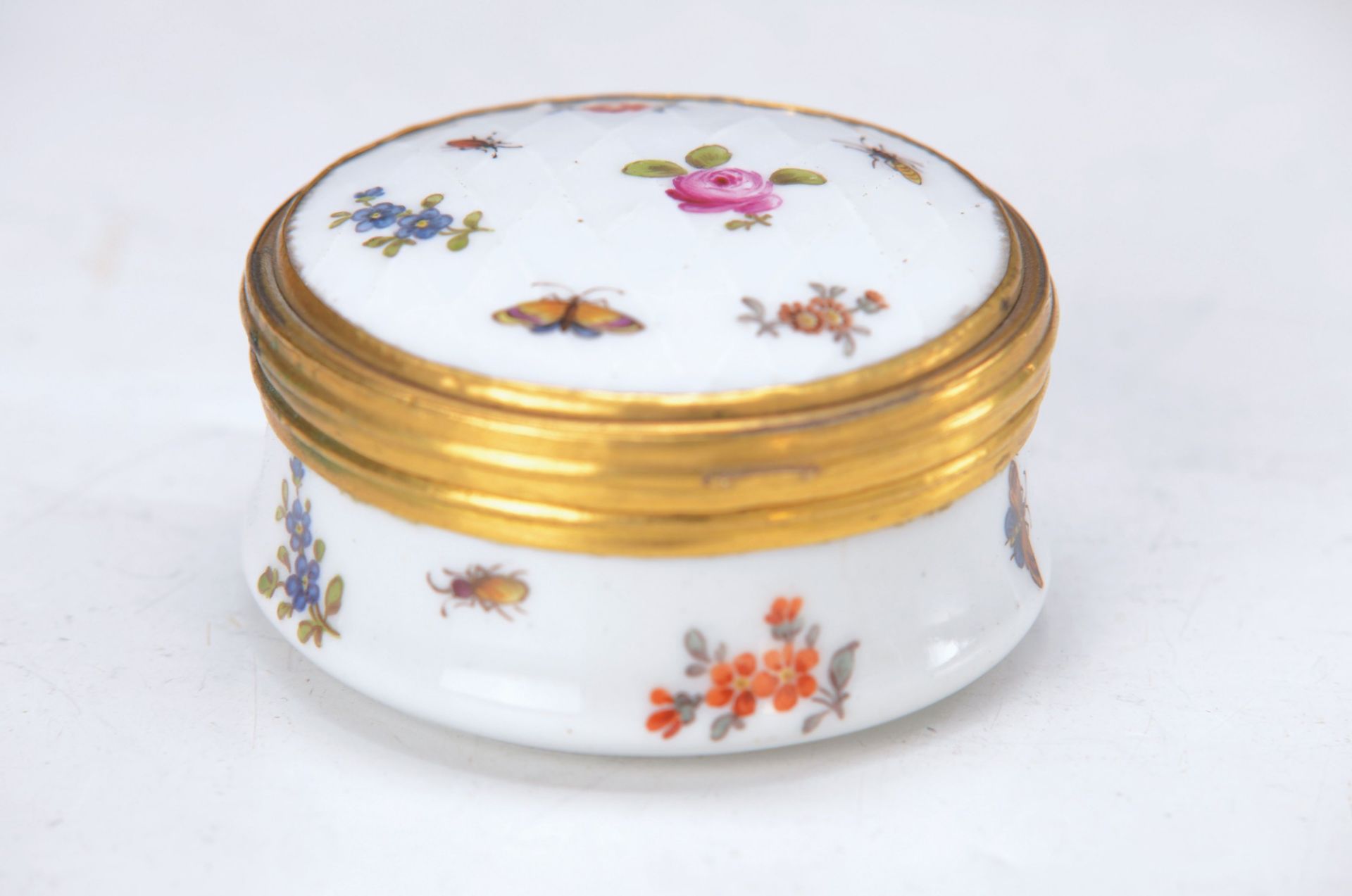 Tabatiere, Meissen, around 1830, Rhomb decor, decorative Rhomb decor, flowers and insects, painter