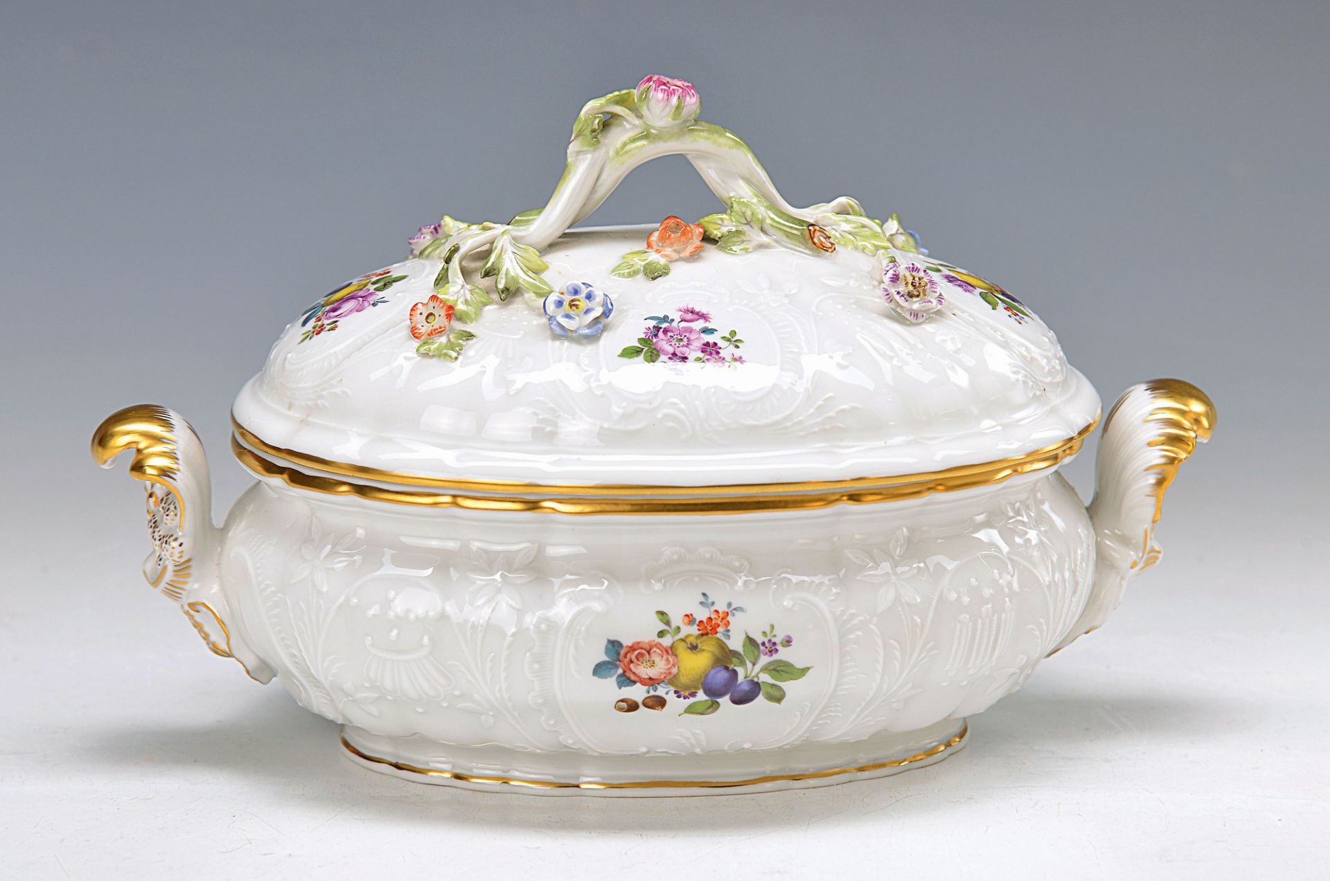 Small Lidded bowl, Meissen, 20th c., porcelain, opulent embossed, painted in brightcolors with fruit