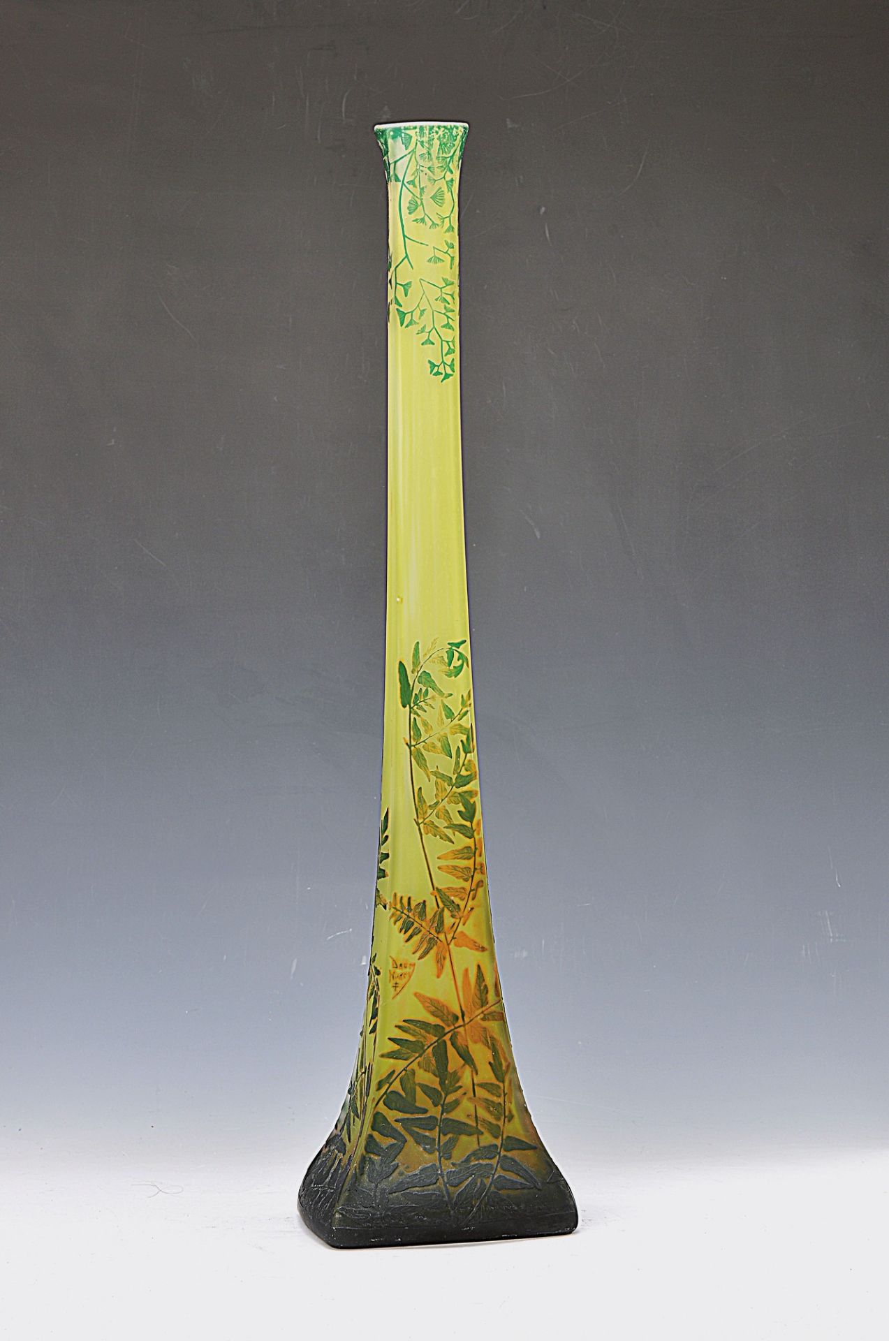 Large vase, Daum Nancy, around 1910-20, yellowpowdered glass green and brown overlay, cut and