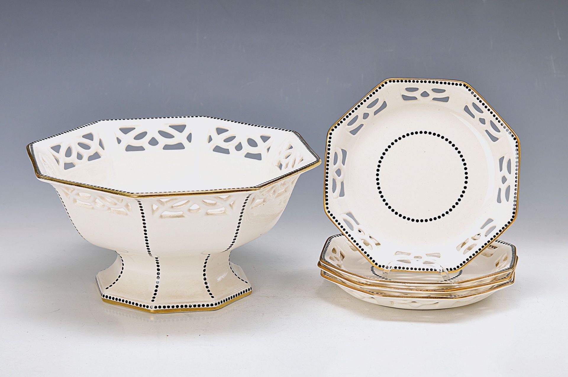 Obstservice, Wächtersbach around 1900/10, footbowl and four plates, stoneware, with breakthrough