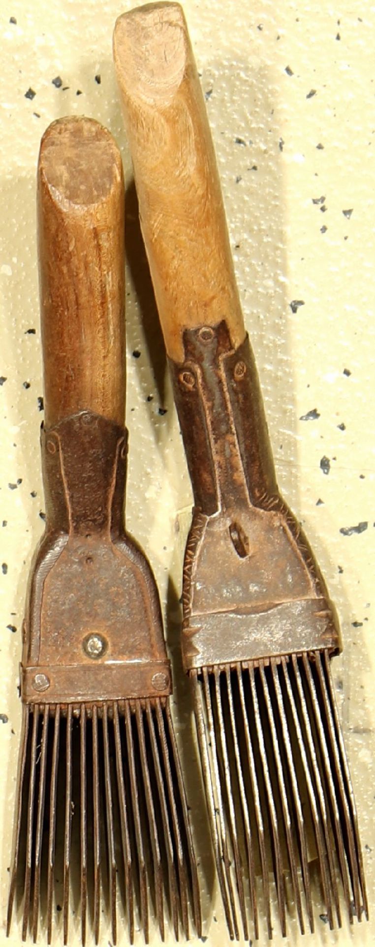 (2 lots) antique carpet combs, South Persia, around 1900, wood/iron, condition: 2. Auction: