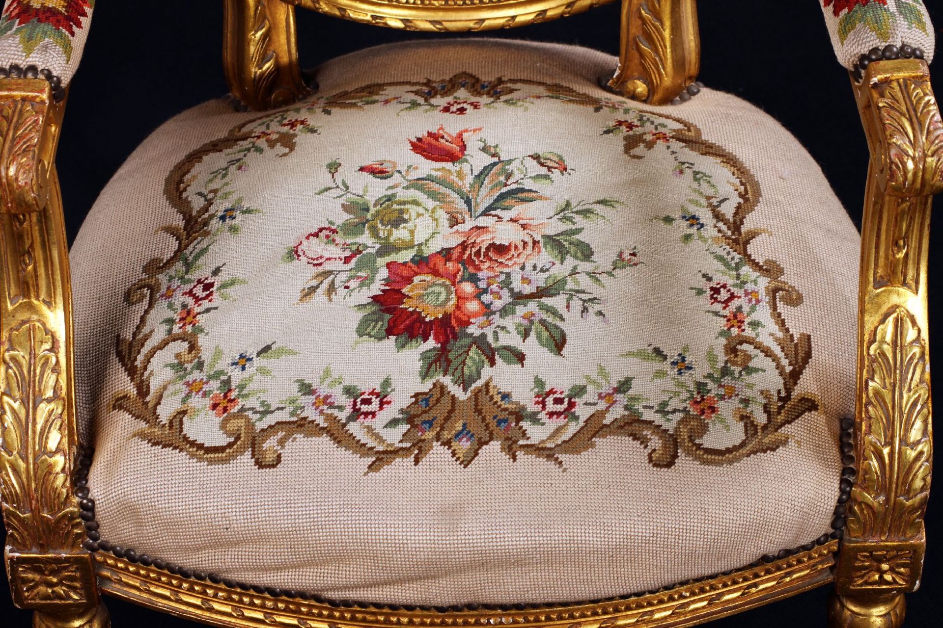 Armchair, frame in solid wood, painted gold, rich ornamental carvings in the form of roses, - Bild 2 aus 2