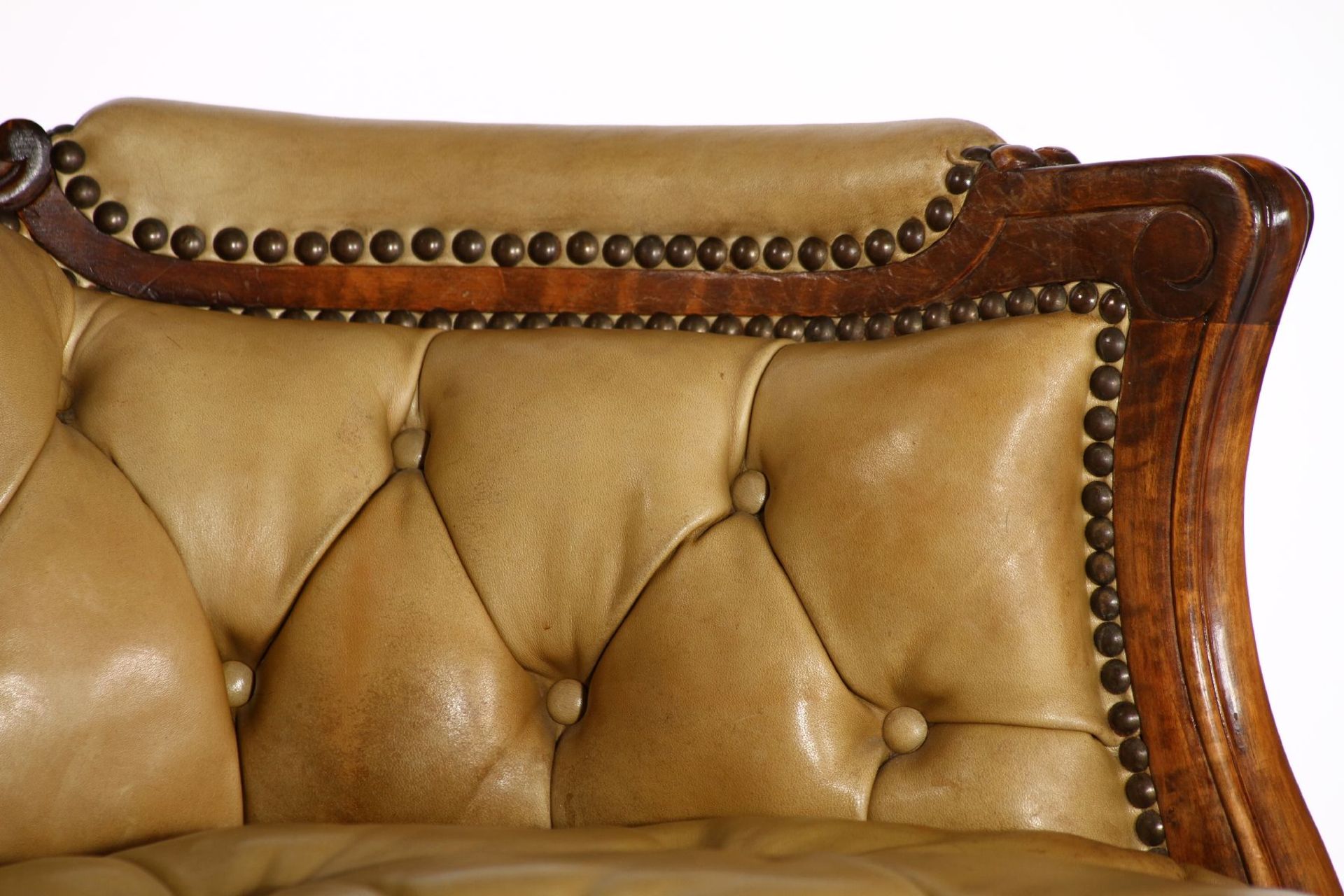 3-seater couch, solid walnut frame, yellow- green or olive leather upholstery, backrest and seat - Image 2 of 4