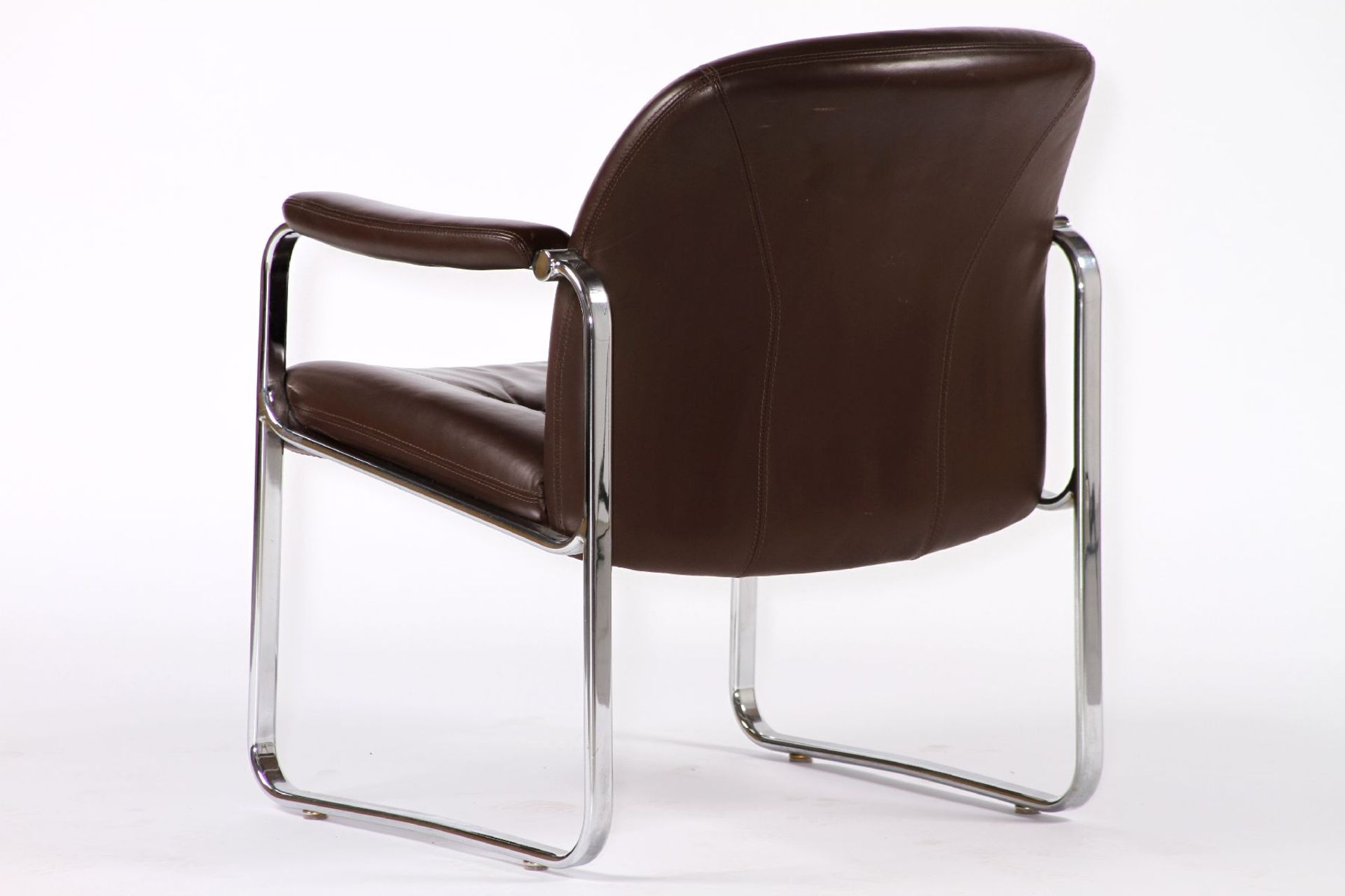 2 armchairs, chromed metal frame, screwed-on seat and armrests with brown leather covers, high- - Image 2 of 3