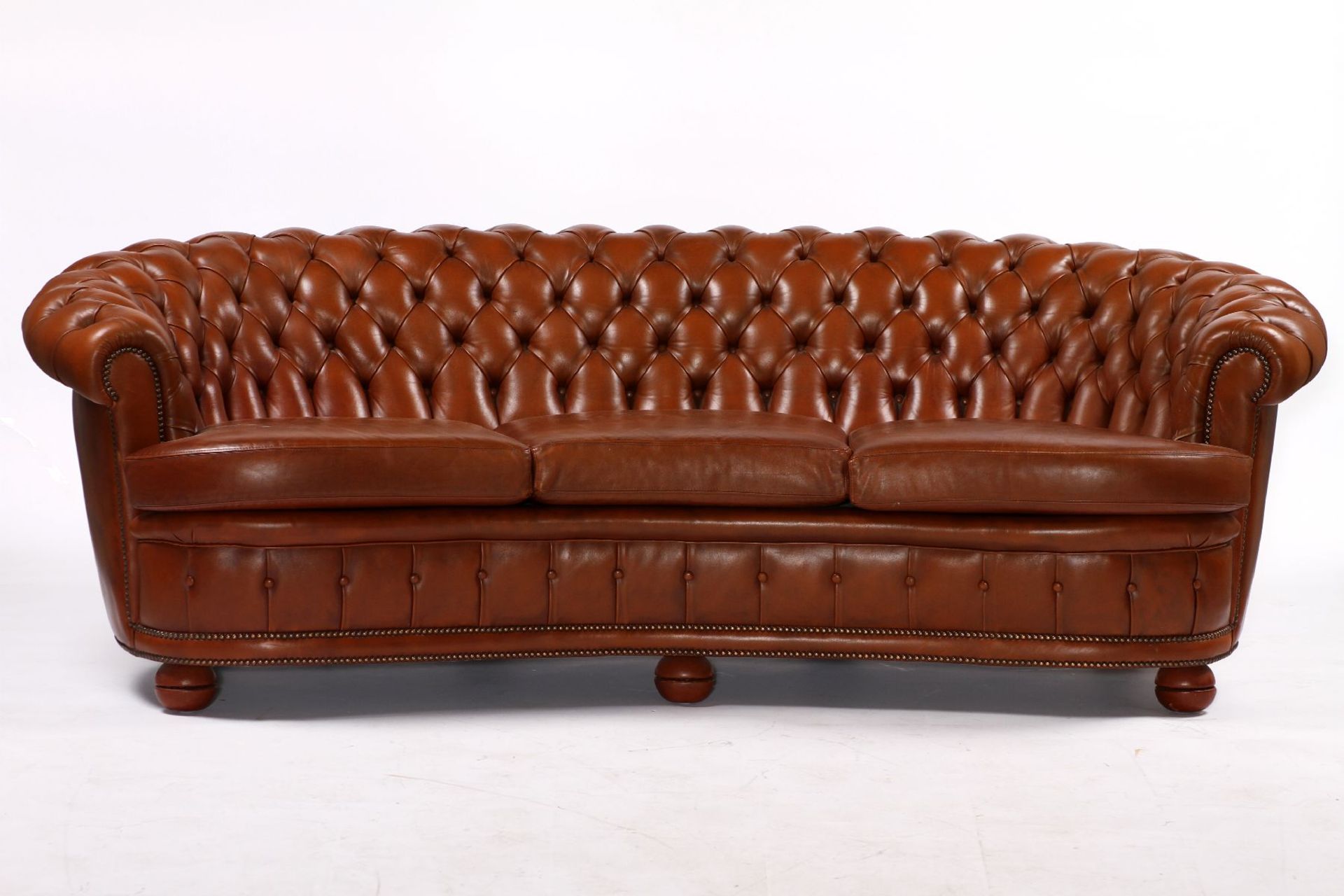 3-seater sofa and 2 armchairs, in Chesterfieldstyle, brown leather covers of very good quality, - Bild 2 aus 2