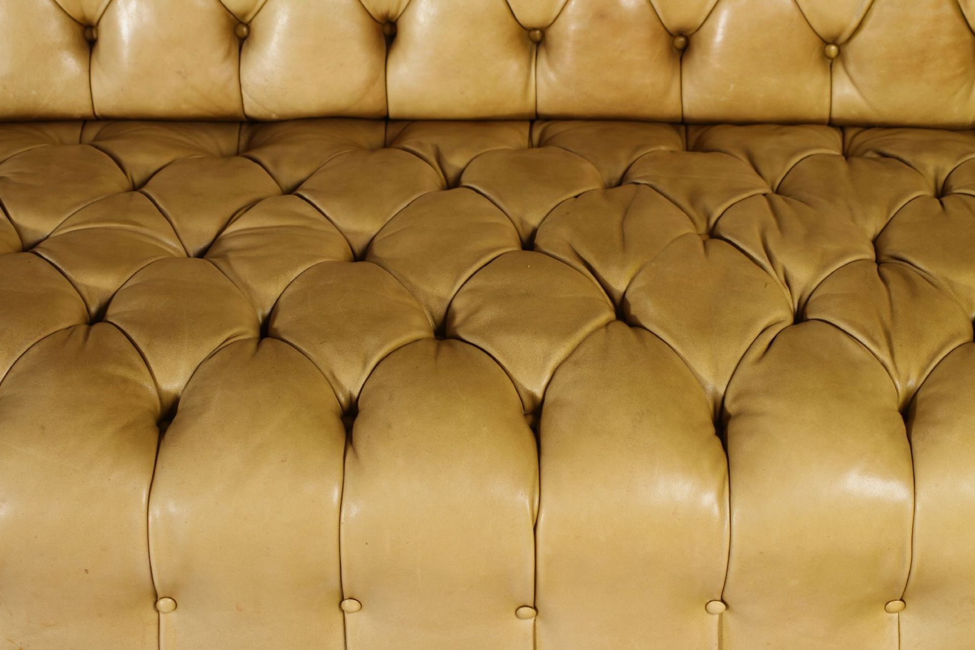 3-seater couch, solid walnut frame, yellow- green or olive leather upholstery, backrest and seat - Image 4 of 4