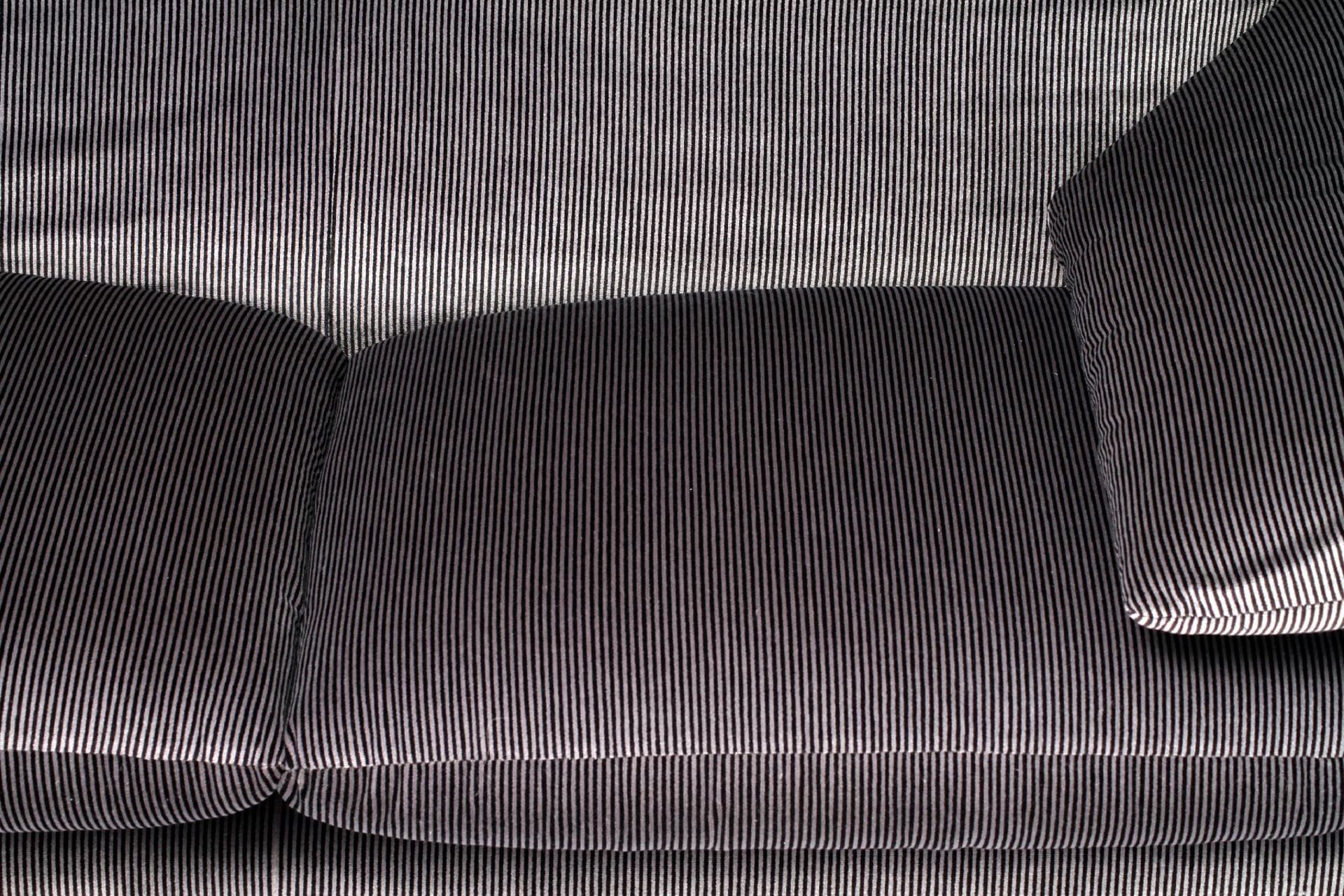 2-Seater Couch "Cassina", made in Italy, Modell: Maralunga, fabric cover vertical striped grey and - Image 4 of 5