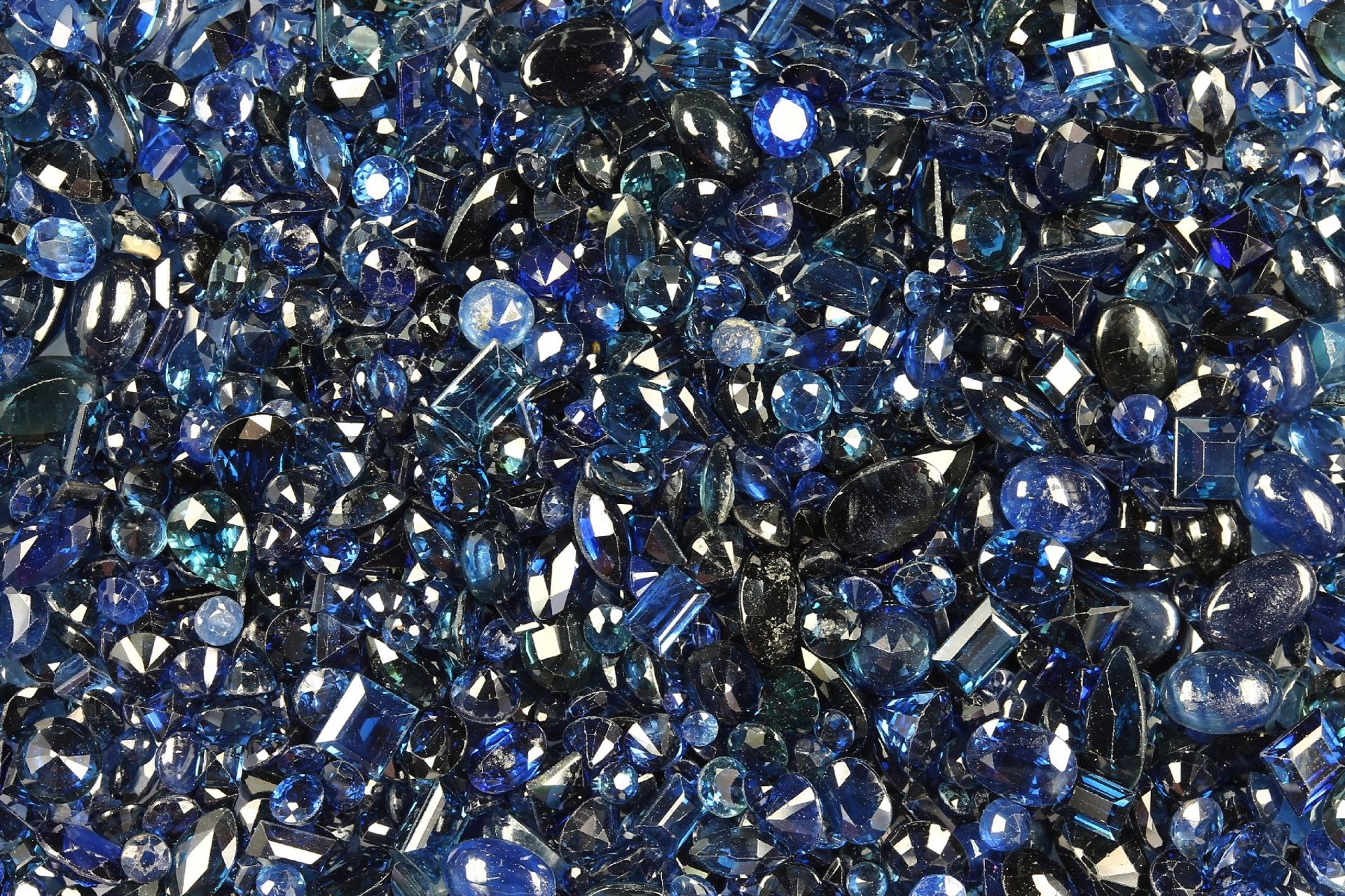 Lot sapphires , total approx. 200 ct, different sizes, shapes and clarities, partially