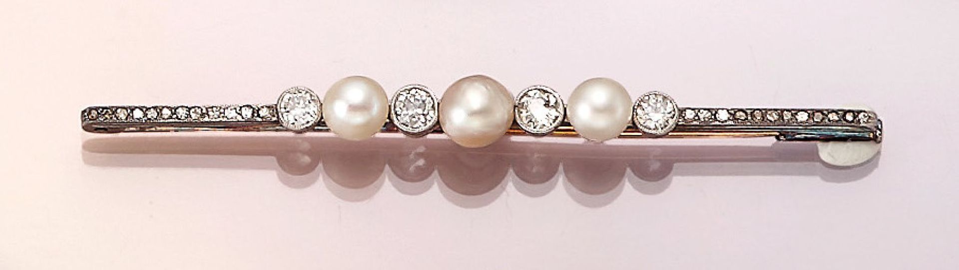 Art Nouveau brooch with pearls and diamonds , YG 585/000 and silver, approx. 1900s, 3 white orient
