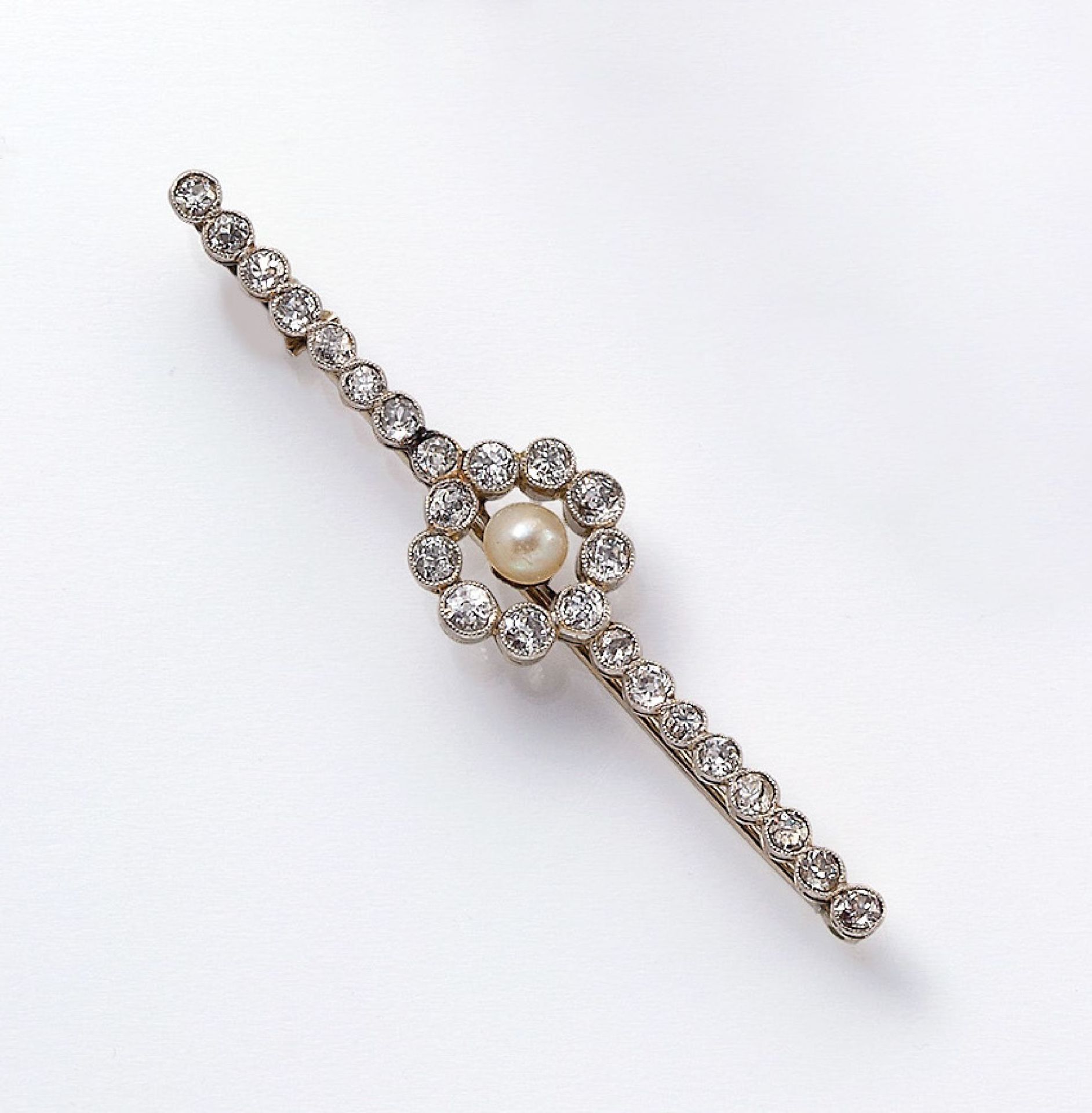 14 kt gold Art-Deco brooch with diamonds and orient pearls , approx. 1920, WG 585/000, centered