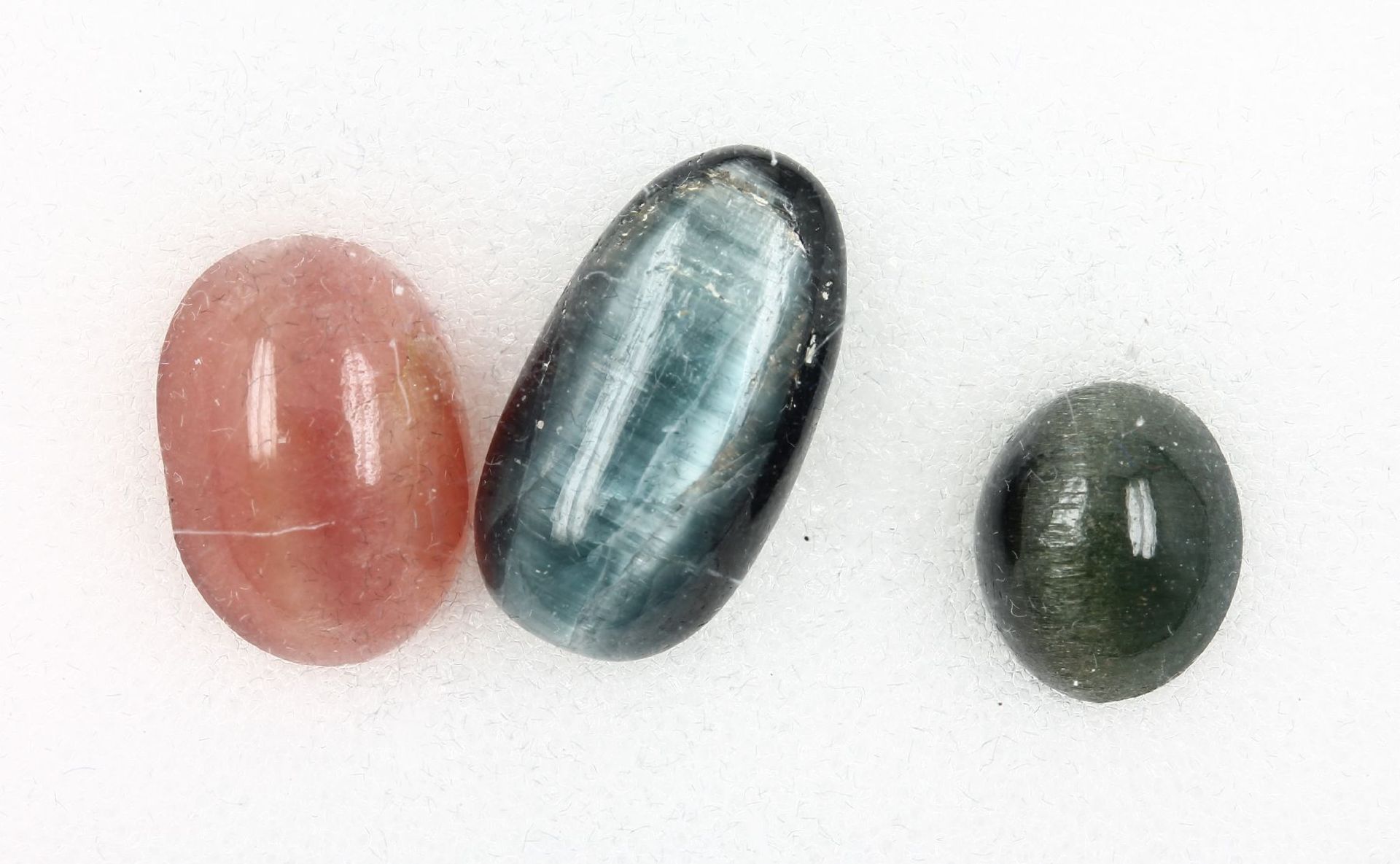 Lot loose tourmaline cat's eyes , total approx. 7.83 ct, different sizes and coloursLot lose
