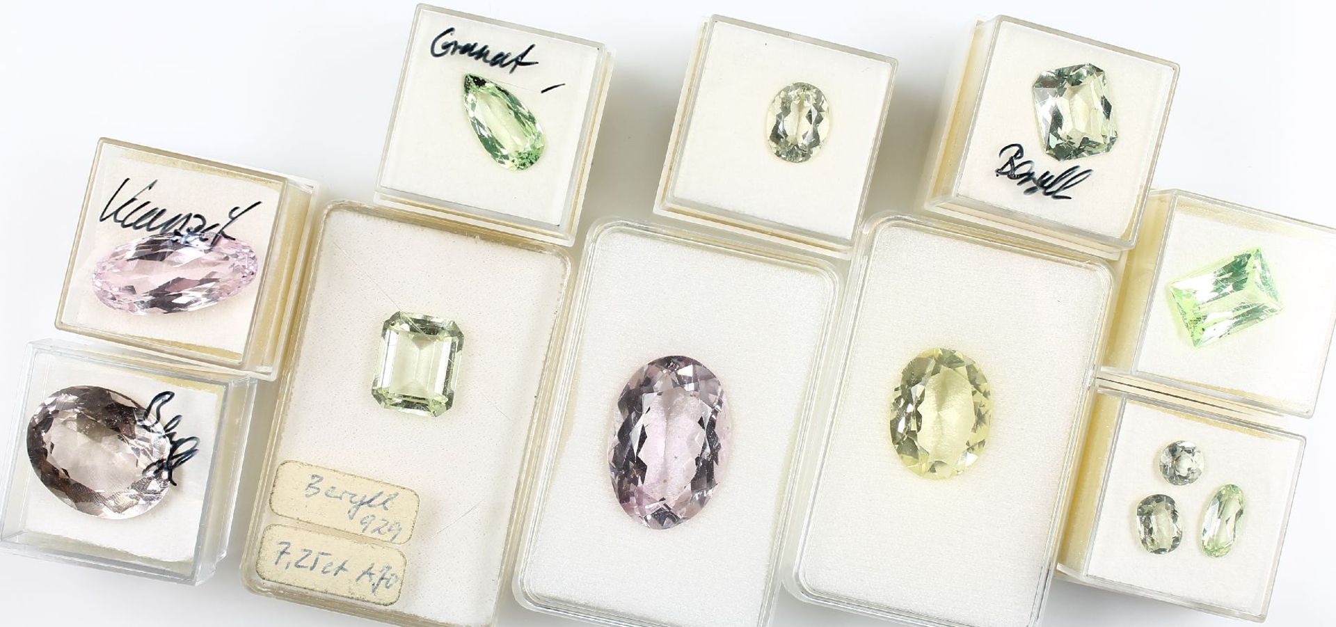 Treasure trove with beryls, morganites and grossulars , total approx. 107 ct, differentcolours,