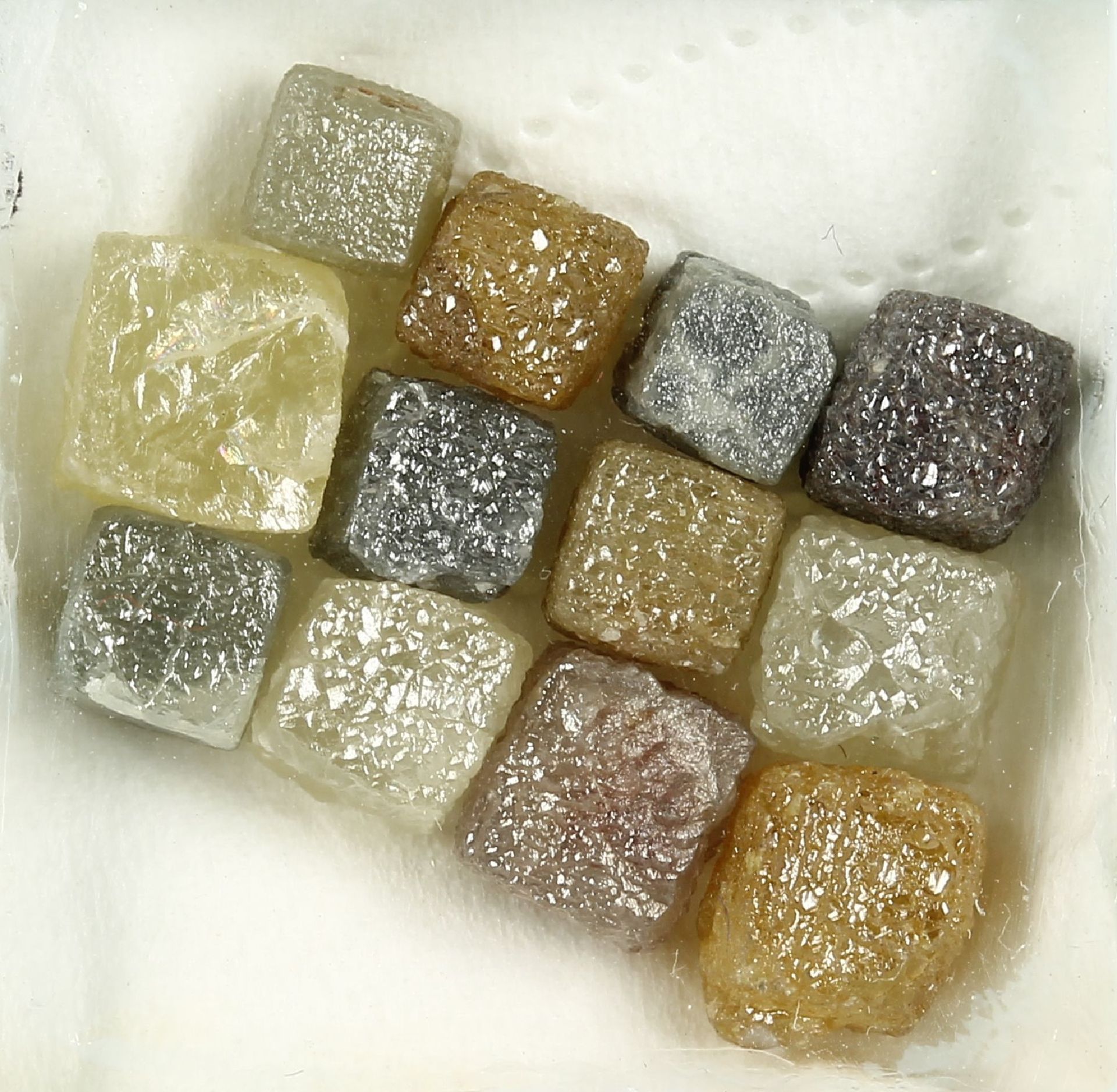Lot 12 loose cubes-rough diamonds total approx. 14.89 ct , in different sizes and colours