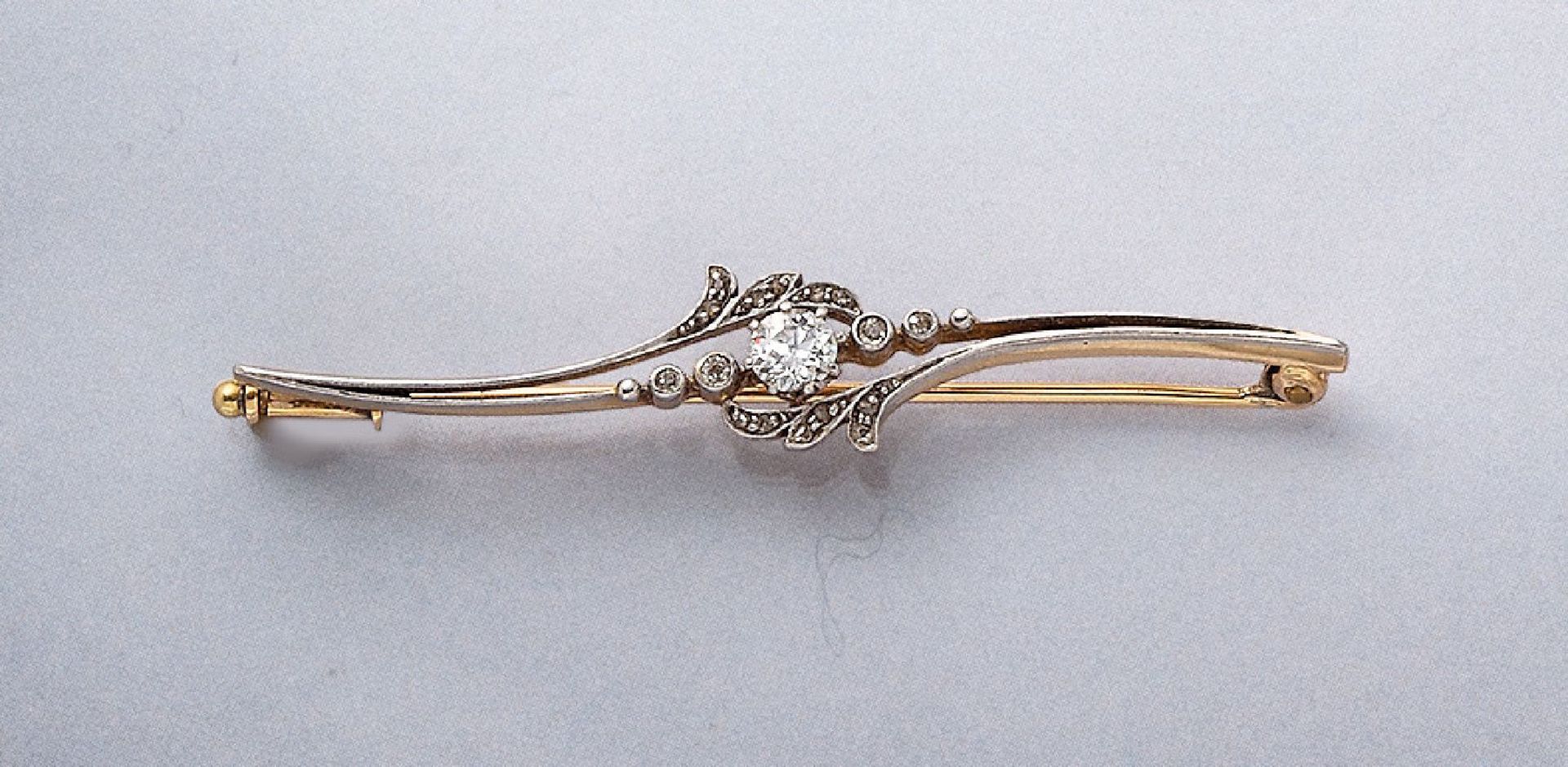 Art Nouveau brooch with diamonds , YG 585/000 and platinum, floral motif, old cut diamond approx.