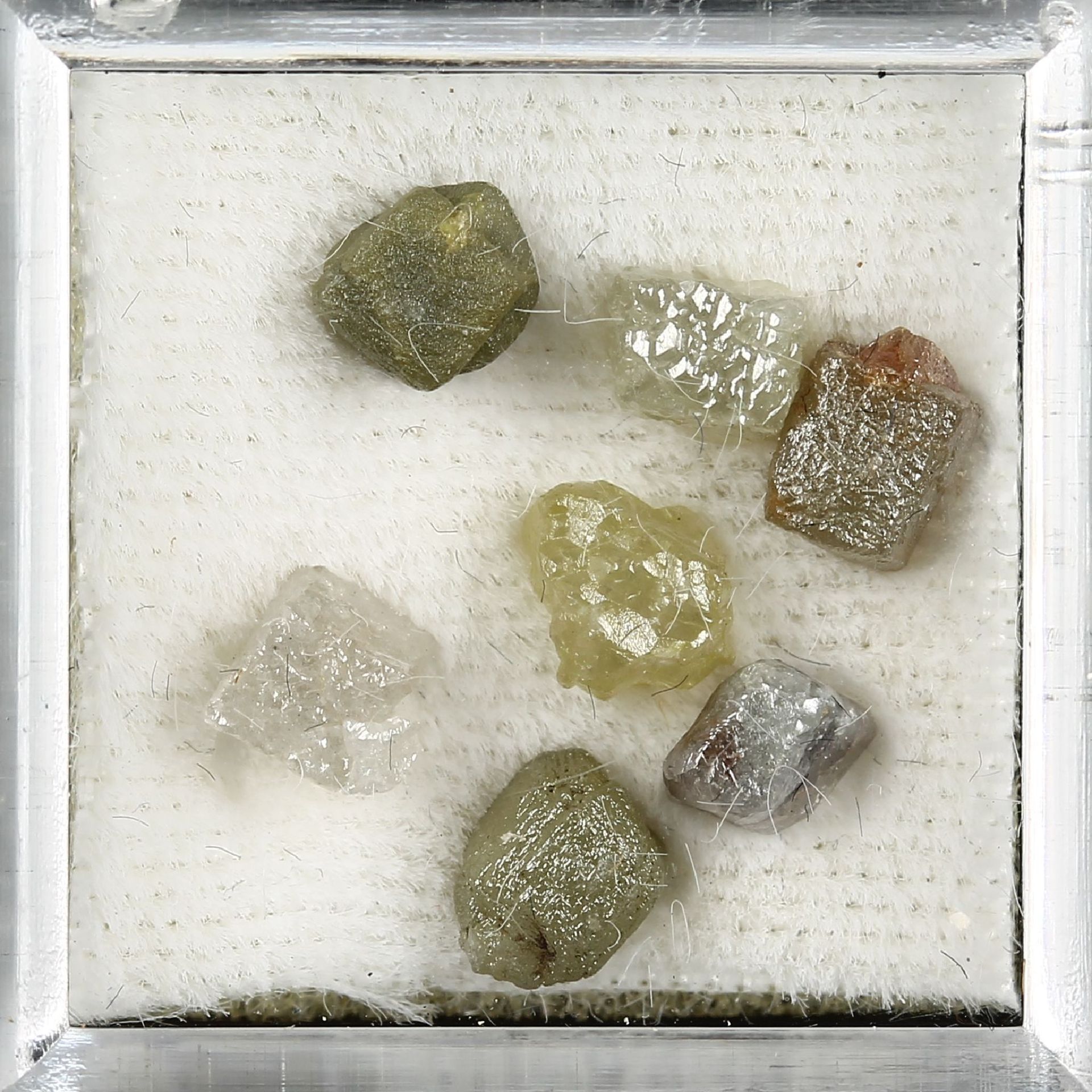 Lot 7 loose cubes-rough diamonds , 2 x whiteapprox. 0.67 ct and 0.69 ct, 1 x grey approx. 0.51 ct, 3