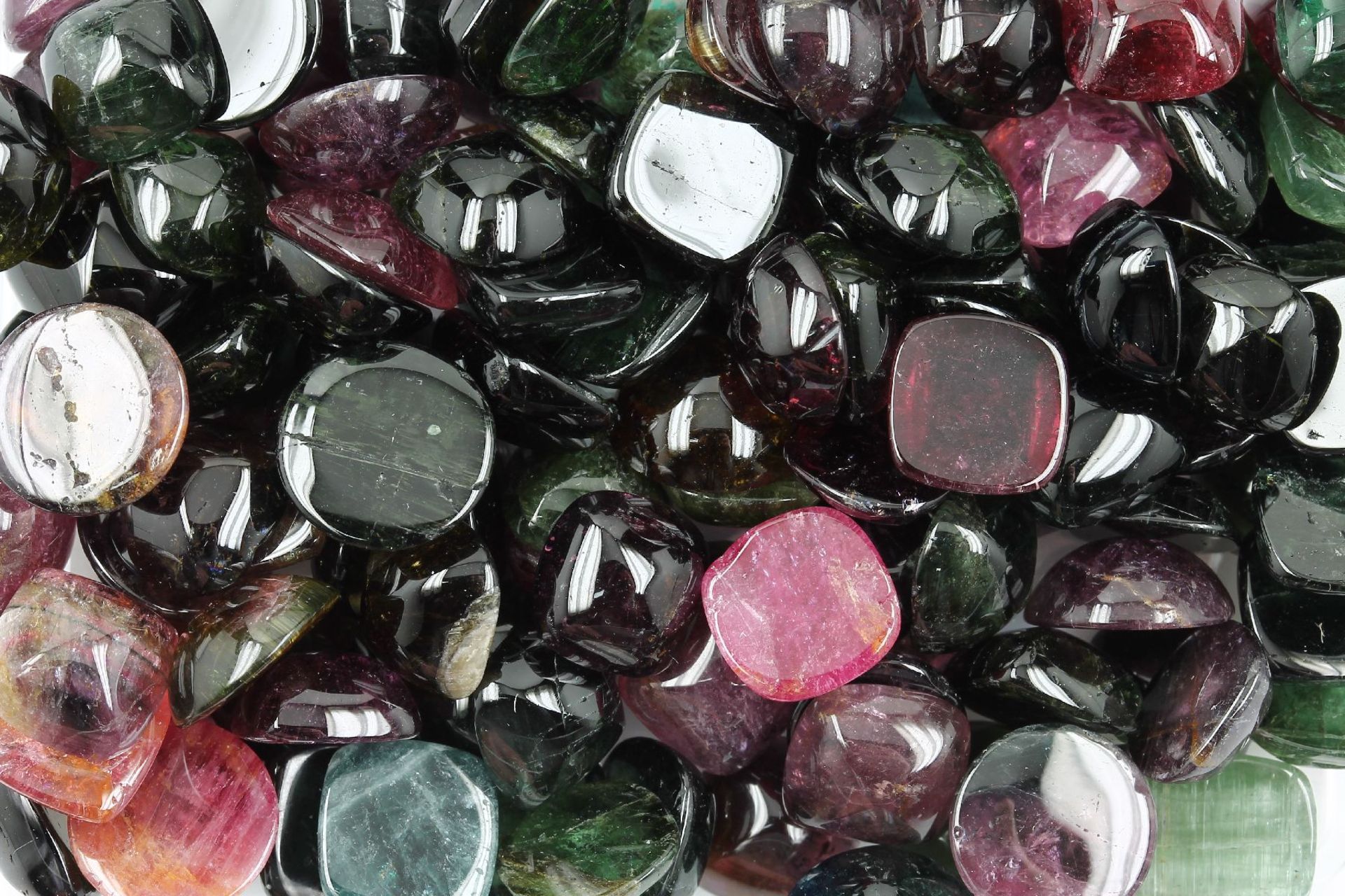 Lot tourmaline-cabochons total approx. 503 ct , different colours and shapes, dismountedKonvolut