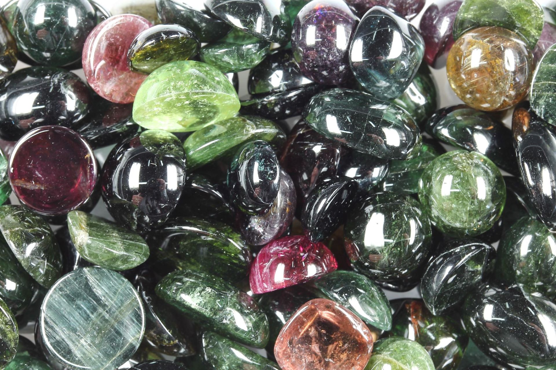 Lot tourmaline-cabochons total approx. 501 ct , different colours and shapes, dismountedKonvolut