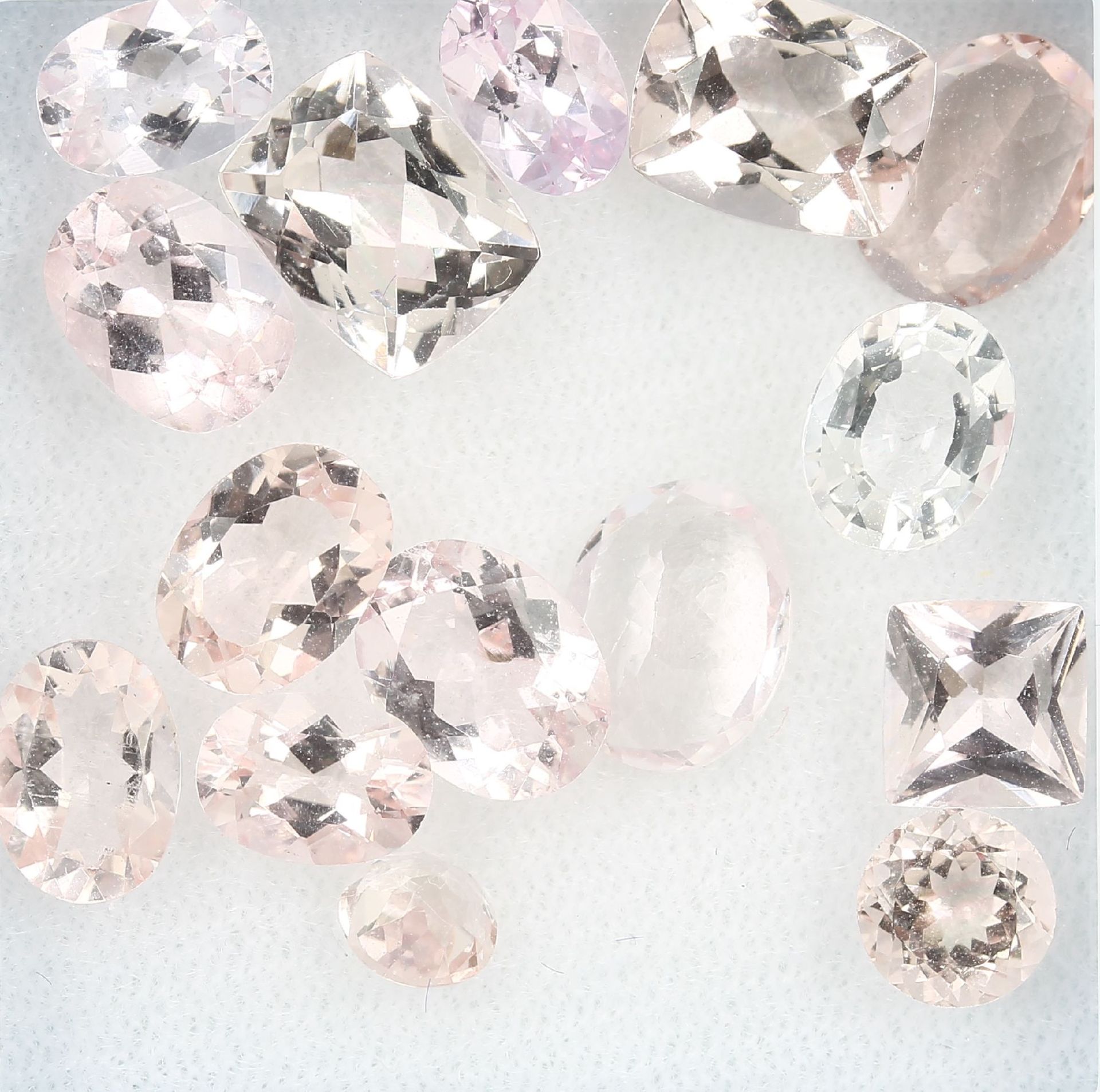 Lot loose bevelled morganites , total 17.61 ct, in different shapes Valuation Price: 600, - EURLot