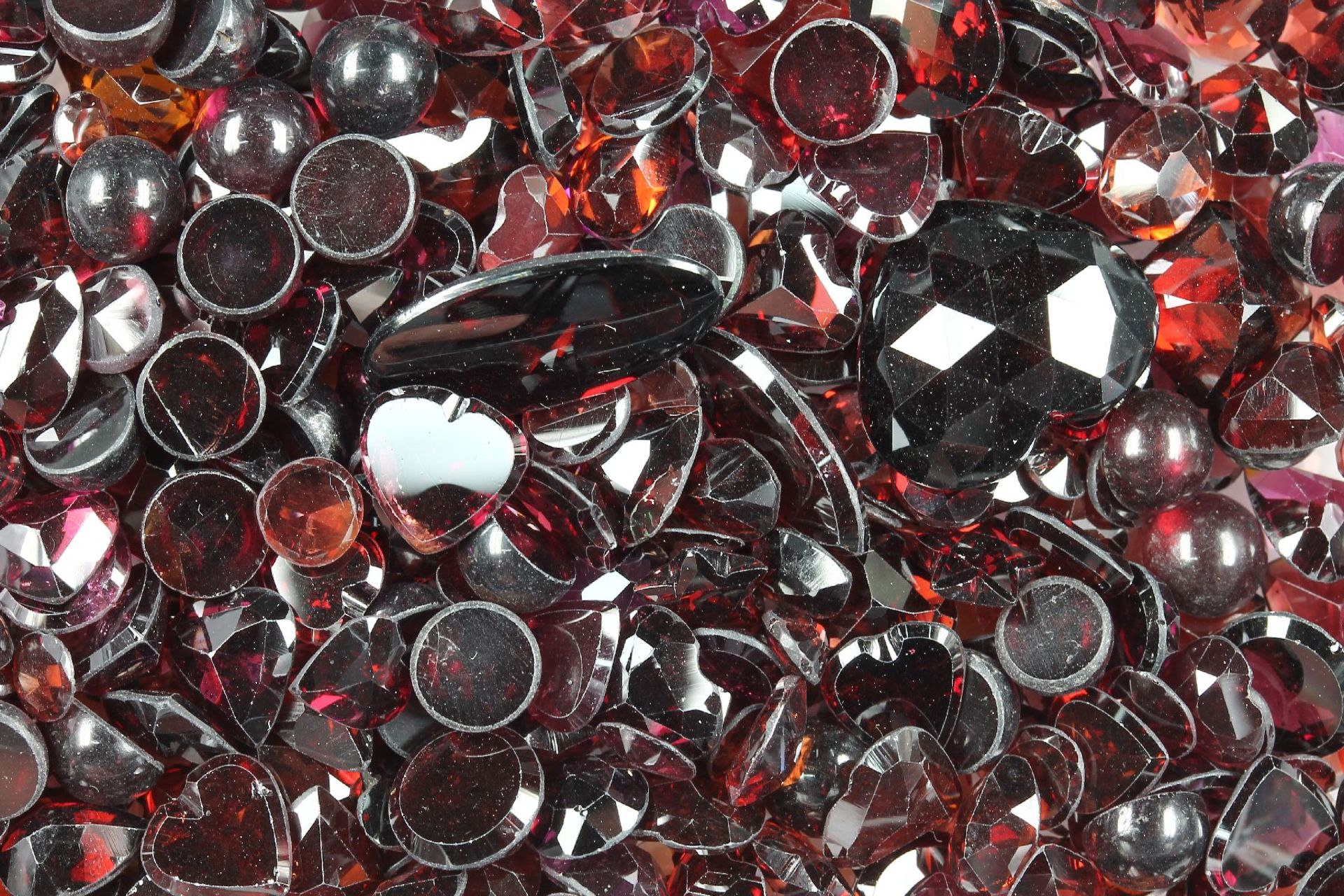 Lot loose garnets total approx. 401 ct , different shapes and cabochons, dismountedKonvolut lose