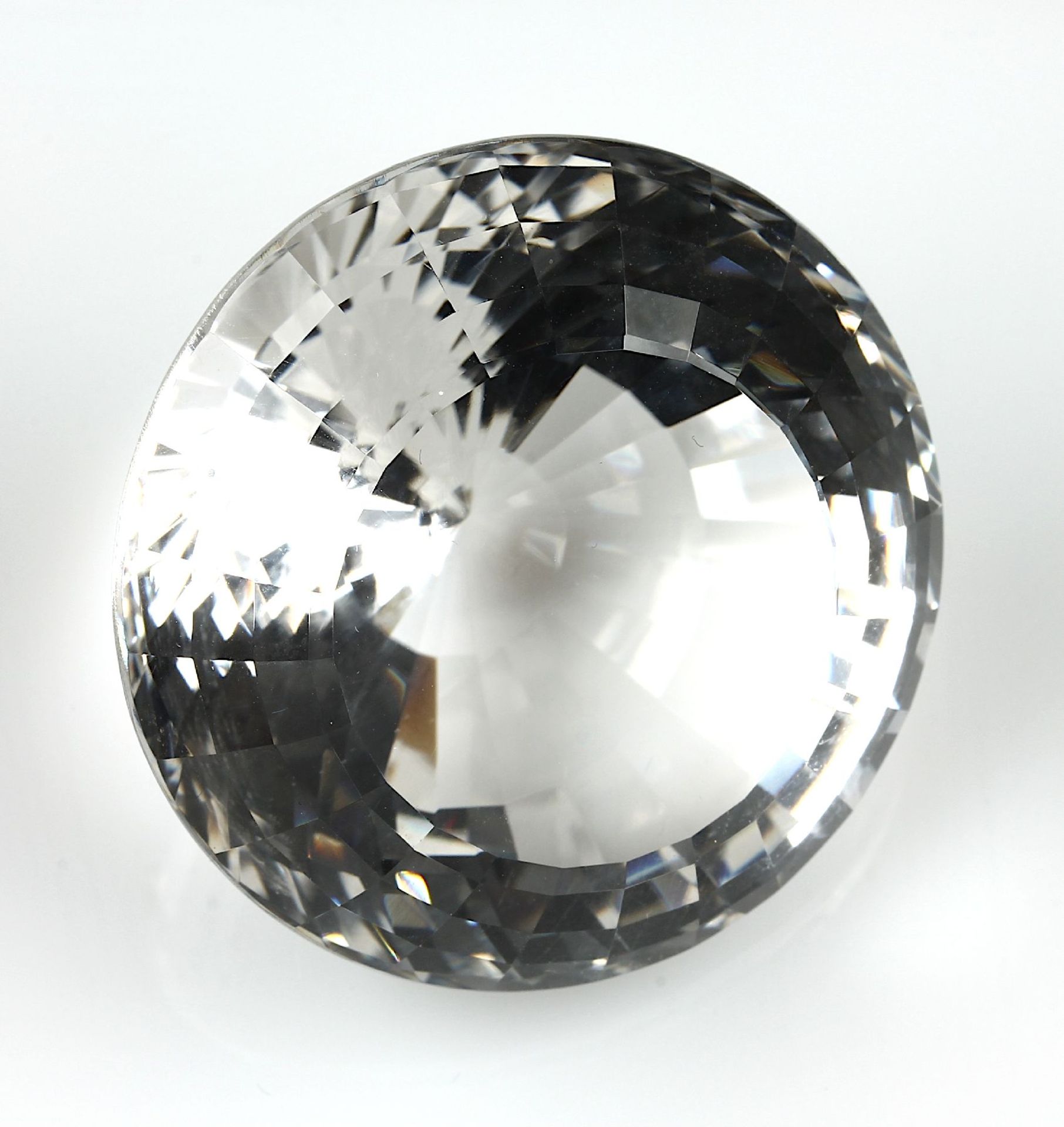 Round bevelled rock crystal approx. 57.1 g,approx. 285.5 ct, diam. approx. 42.7 mmRundfacett.