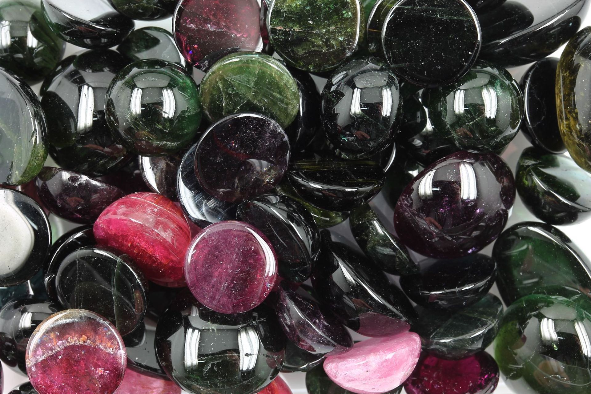 Lot tourmaline-cabochons total approx. 501 ct , different colours and shapes, dismountedKonvolut