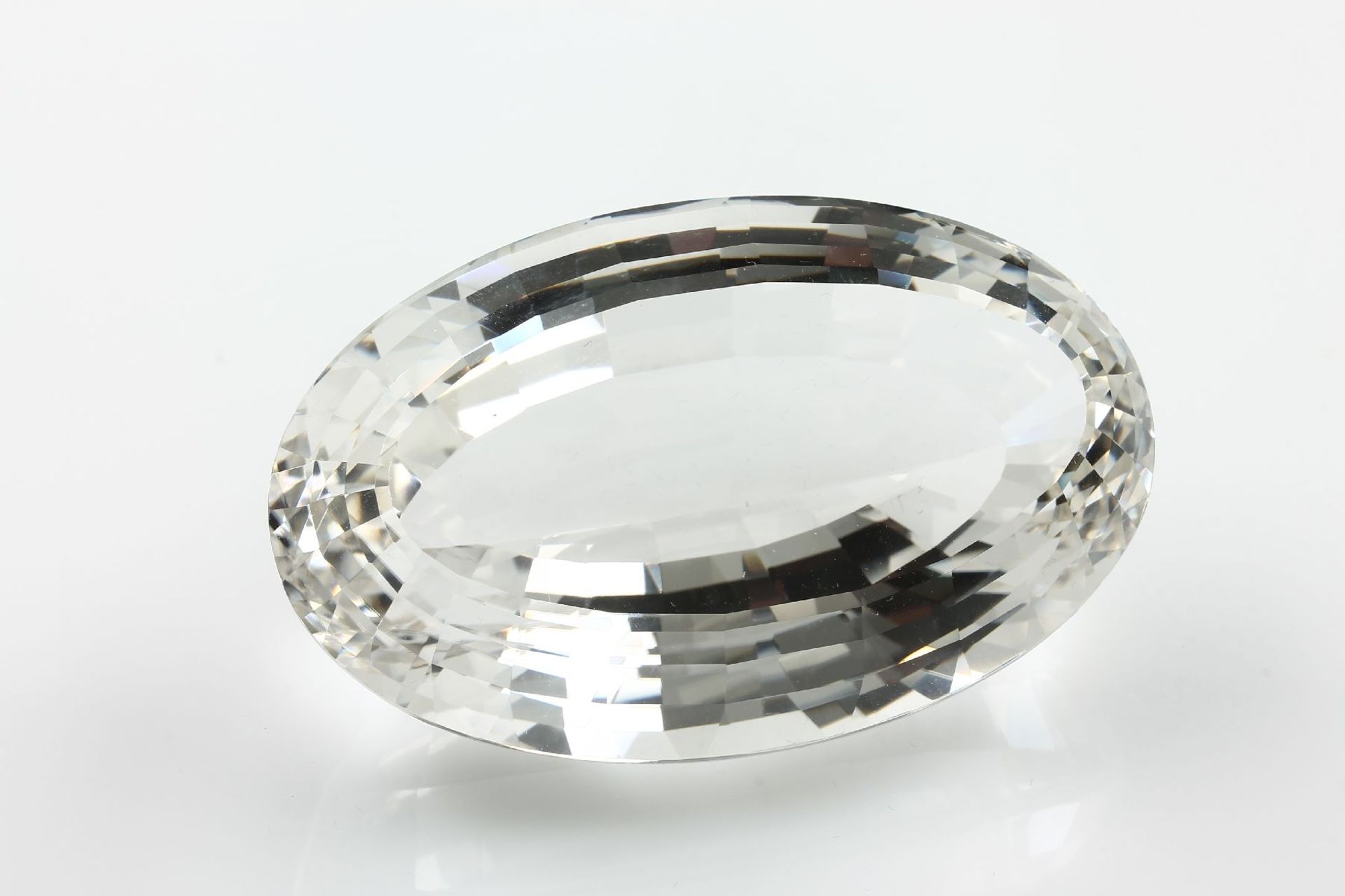 Rock crystal, oval , fine pure quality, approx. 229.8 g, approx. 1149 ct, approx. 54 x86 mm,