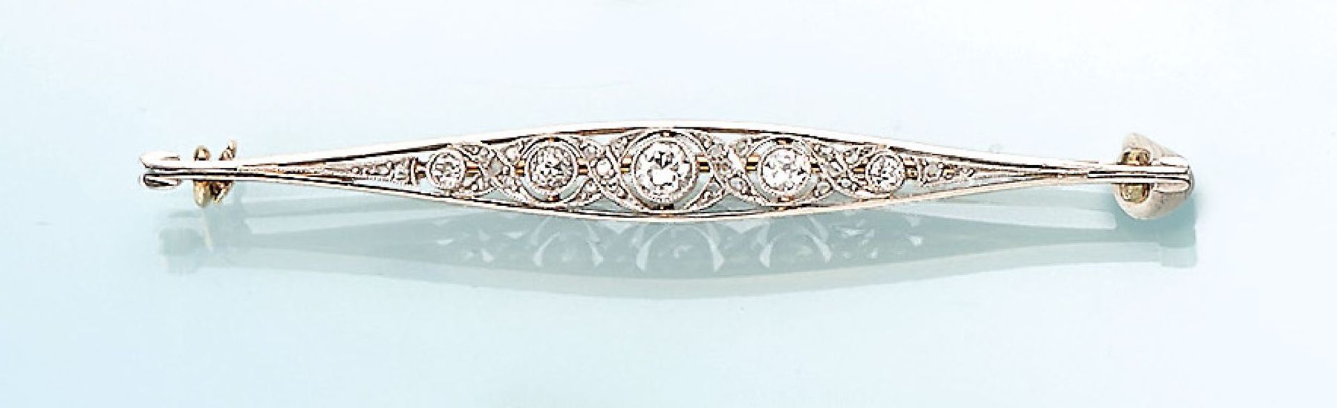 Art Nouveau bar brooch with diamonds , approx. 1905/10, YG 585/000 and platinum, old cut diamonds