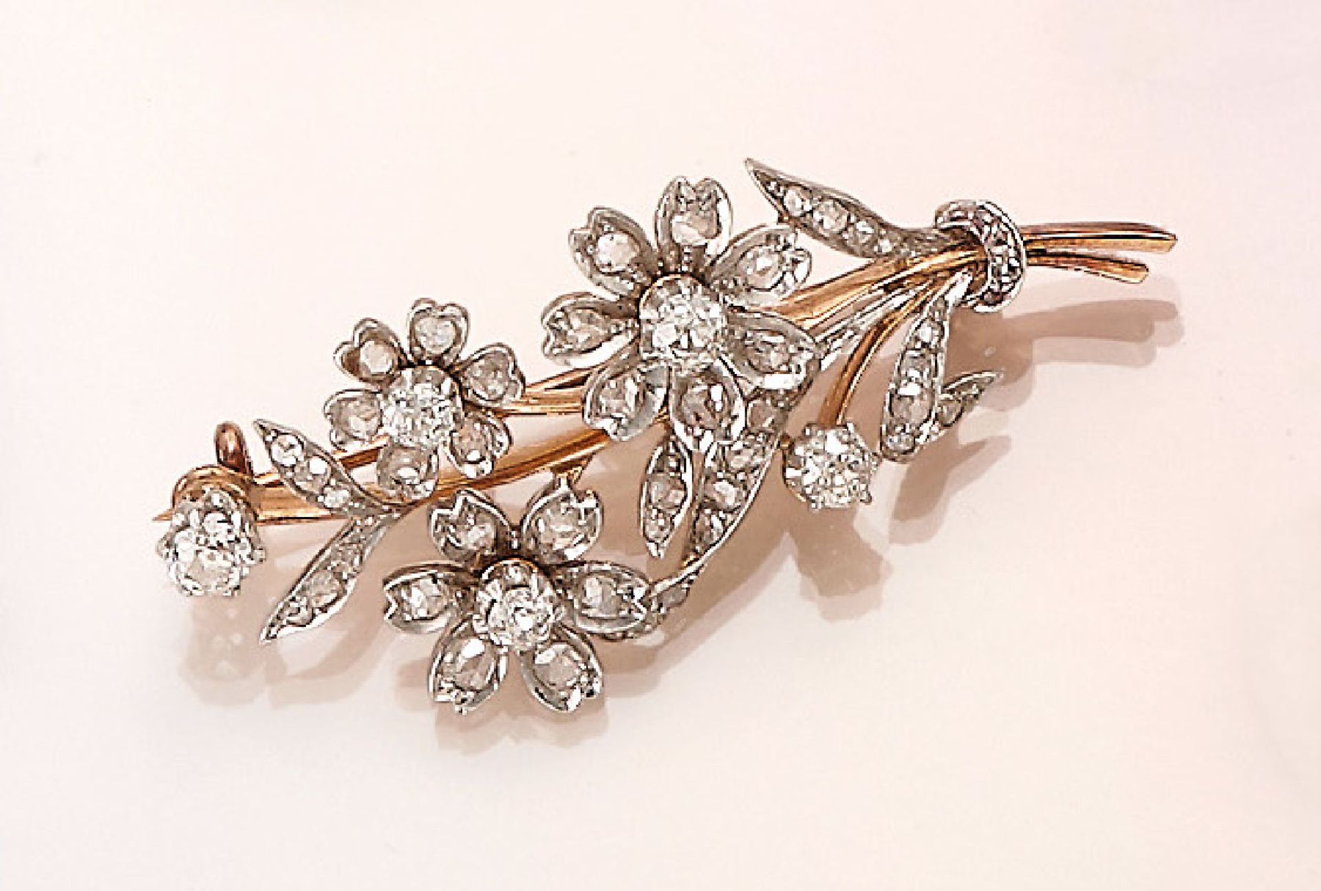 Blossom brooch with diamonds, approx. 1900/05 , YG 585/000 and platinum, naturalistic