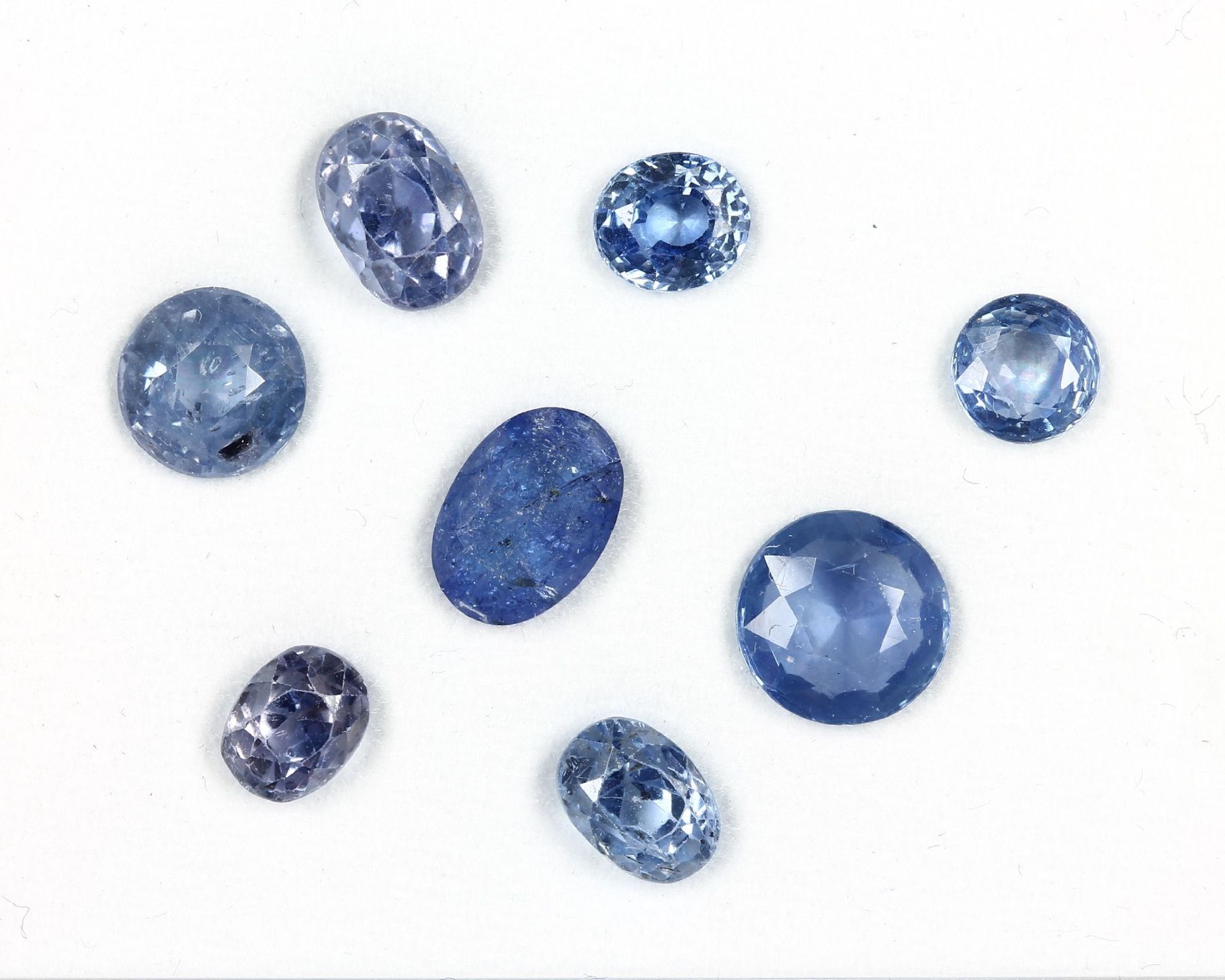 Lot loose sapphires total approx. 16.77 ct ,7 bevelled sapphiresLot lose Saphire zus. ca. 16.77