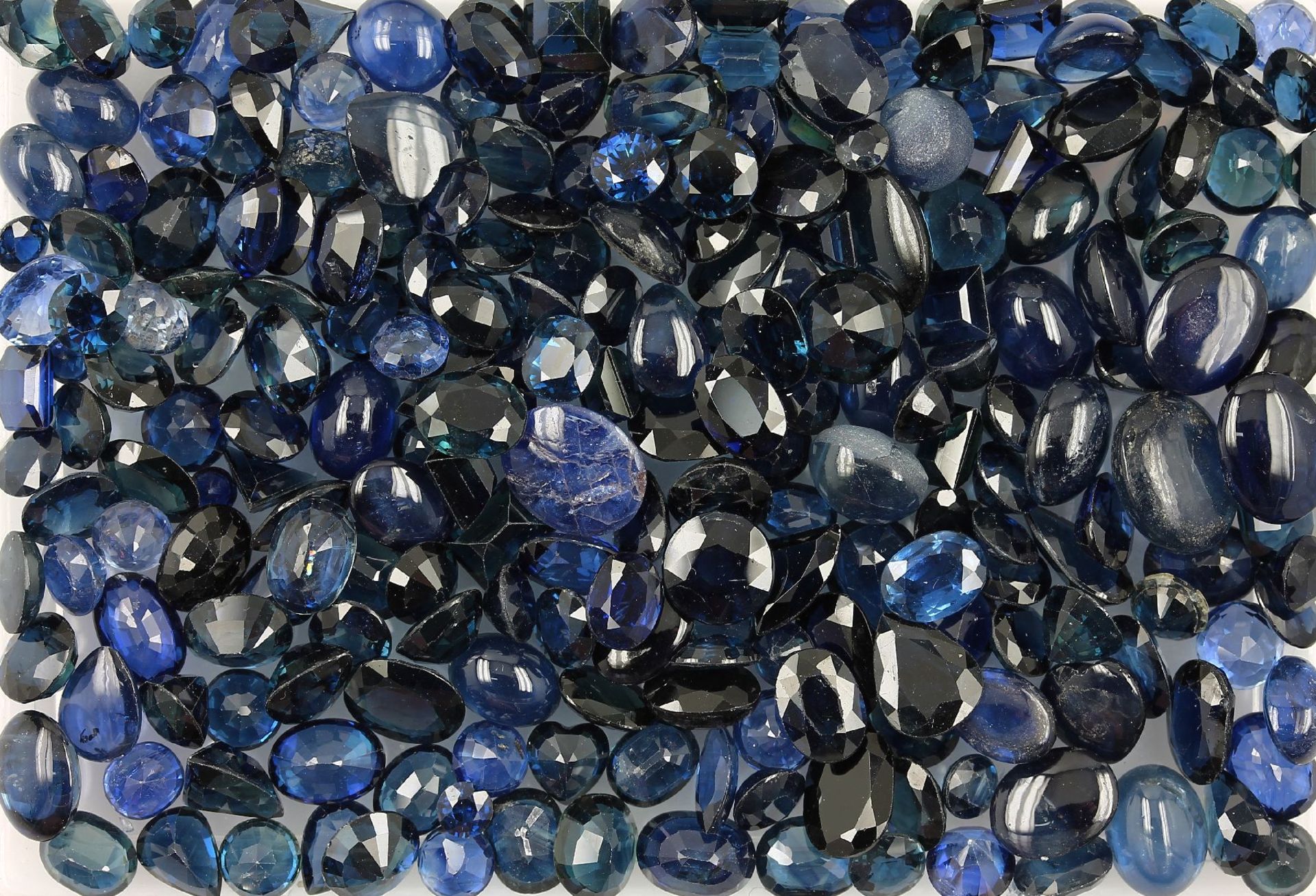 Lot sapphires , total approx. 200 ct, different sizes, shapes and clarities, partially