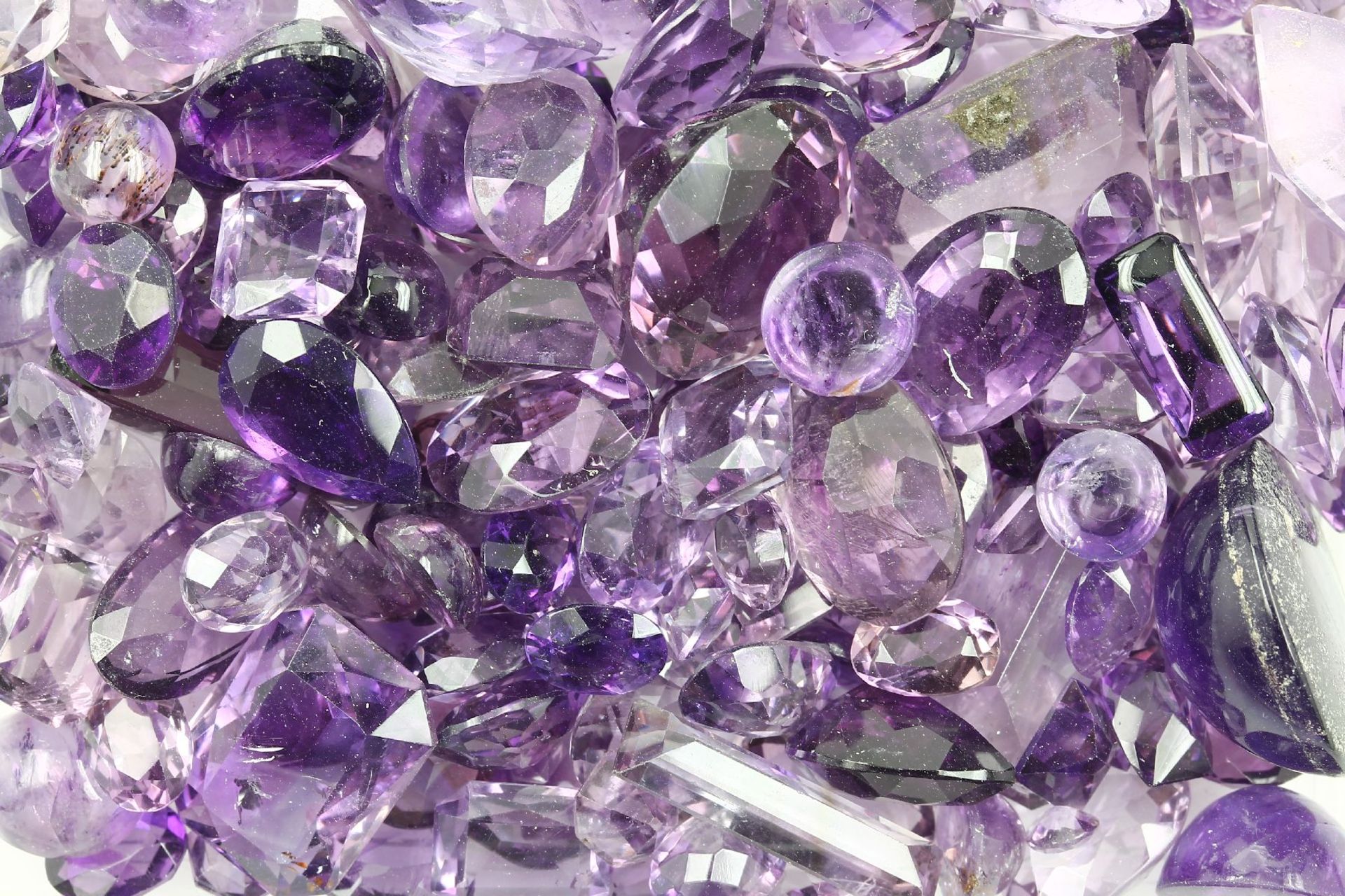 Lot loose amethysts total approx. 439 ct , different shapes, colours, sizes and cutsLot lose