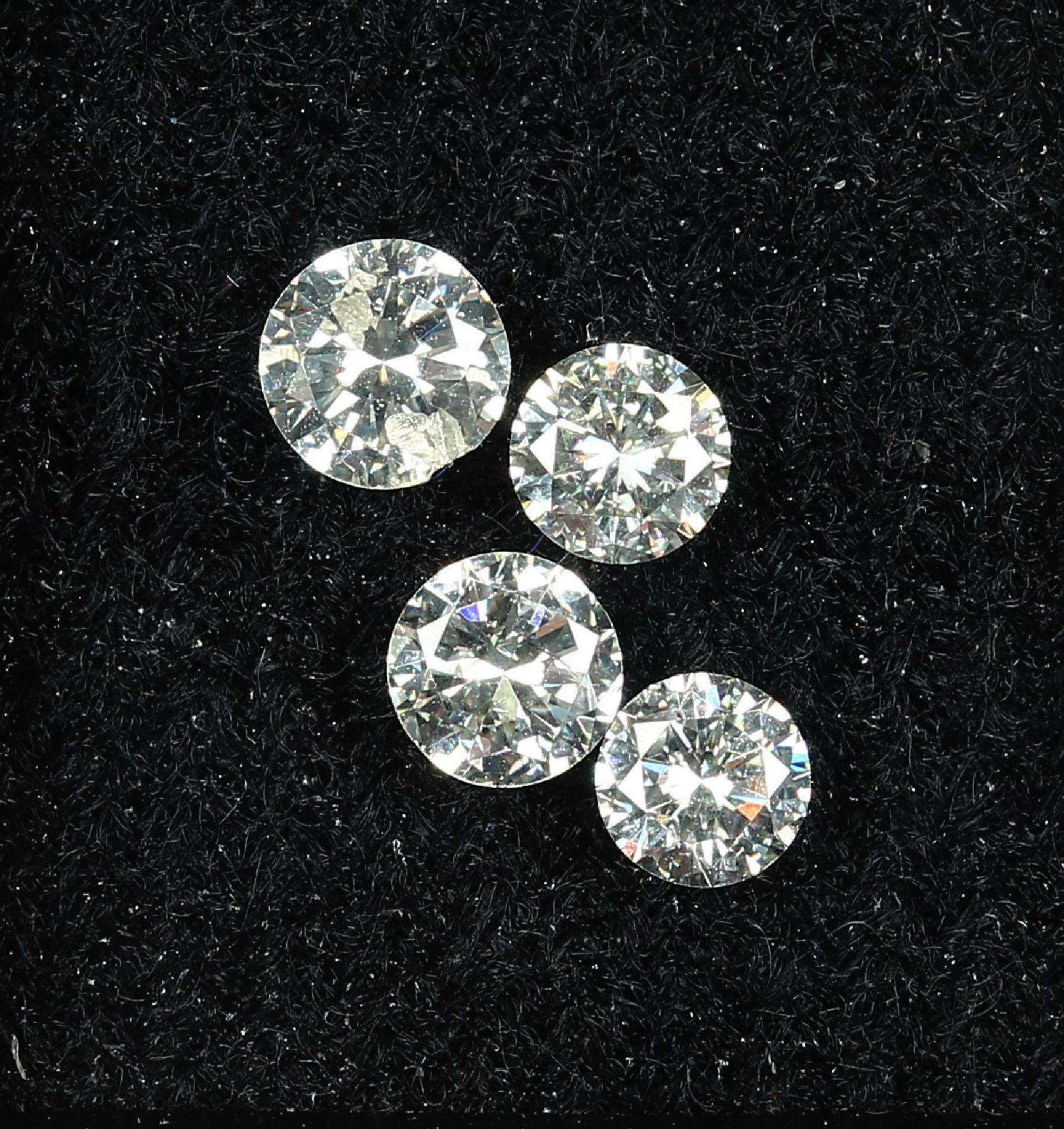 Lot 4 loose diamonds total approx. 1.06 ct ,3 x Top Wesselton/si, 1 x Wesselton/p (flawed) Valuation