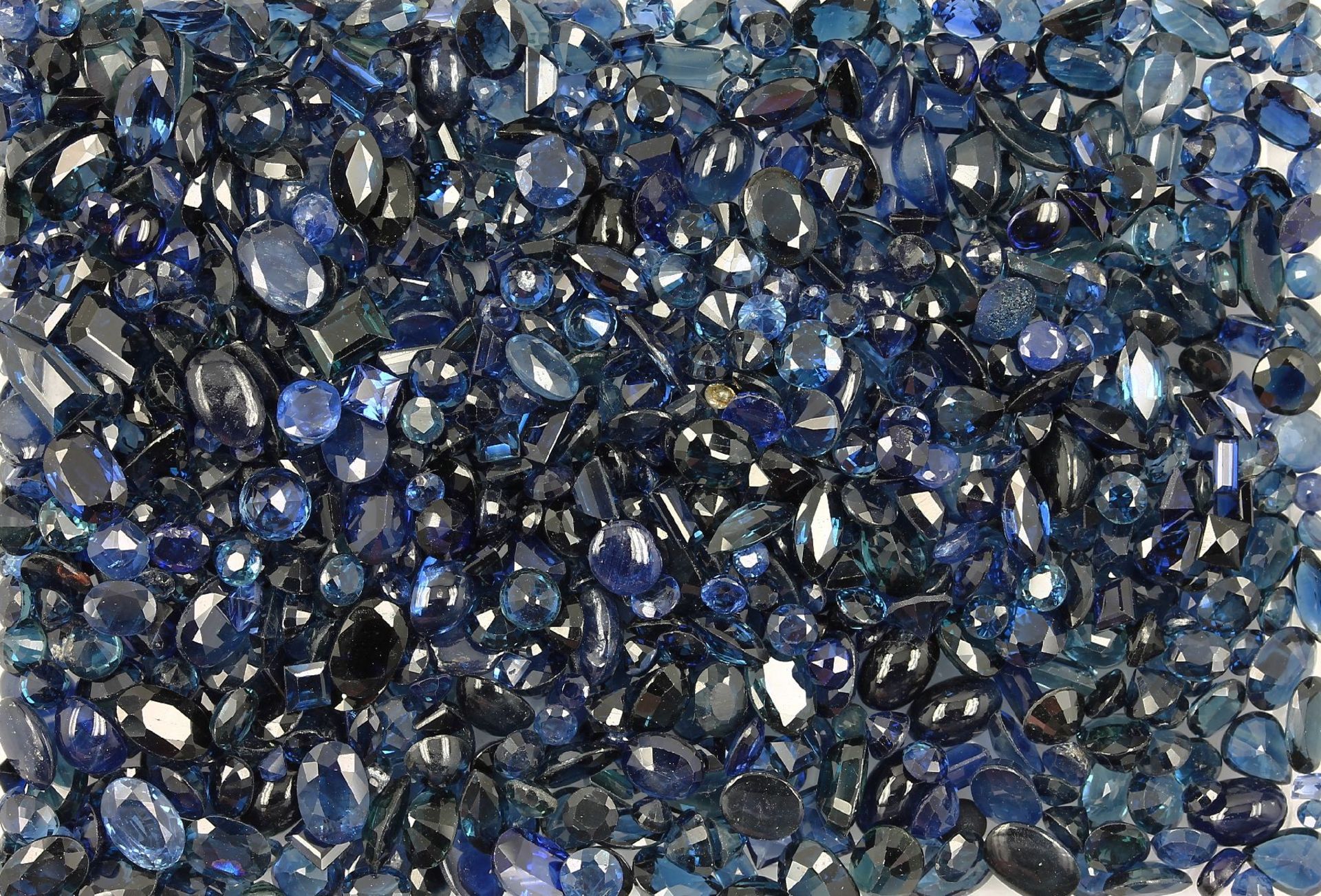 Lot sapphires , total approx. 200 ct, different sizes, shapes and clarities, partially