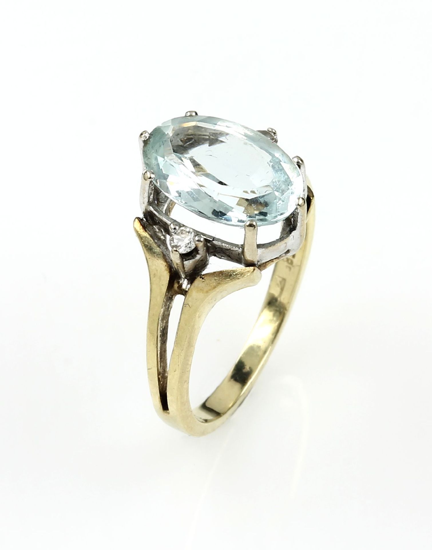 14 kt gold ring with aquamarine and diamonds , YG 585/000, oval bevelled aquamarine approx. 0.60 ct,