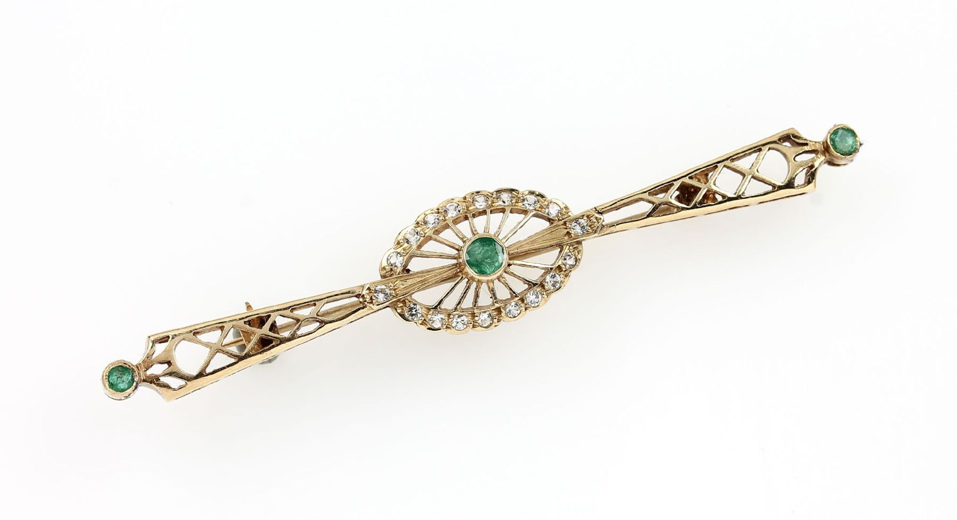 14 kt gold brooch with emerald and diamonds , YG 585/000, german approx. 1960s, 3 round bevelled