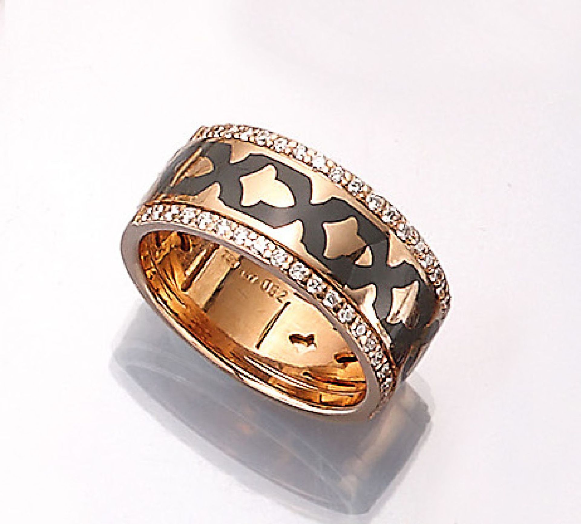 LEO WITTWER 18 kt gold ring with enamel and brilliants , RoseG 750/000, grey enameled, brilliants