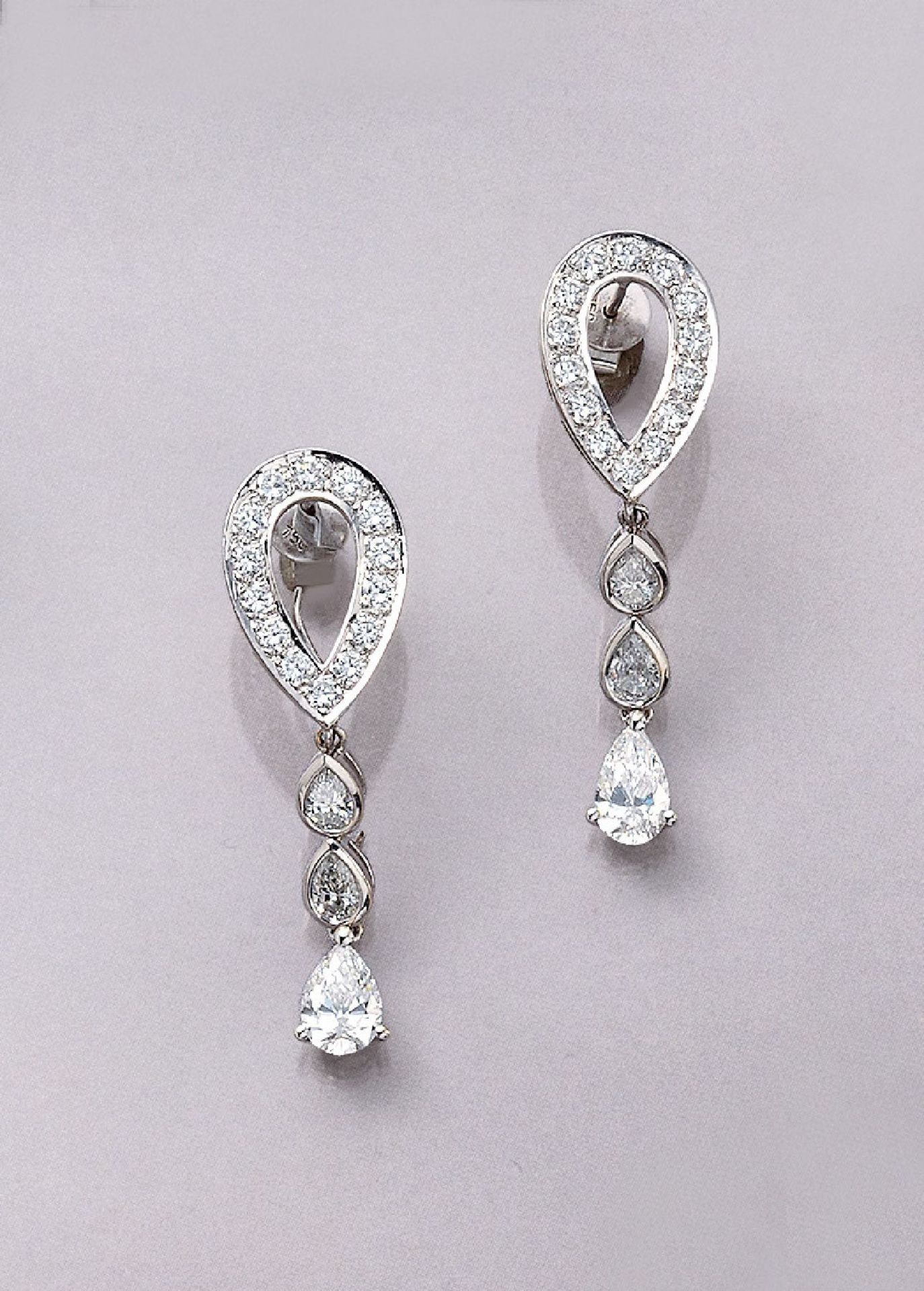 Pair of 18 kt gold earrings with diamonds , WG 750/000, brilliants and diamondpear total approx. 5.0