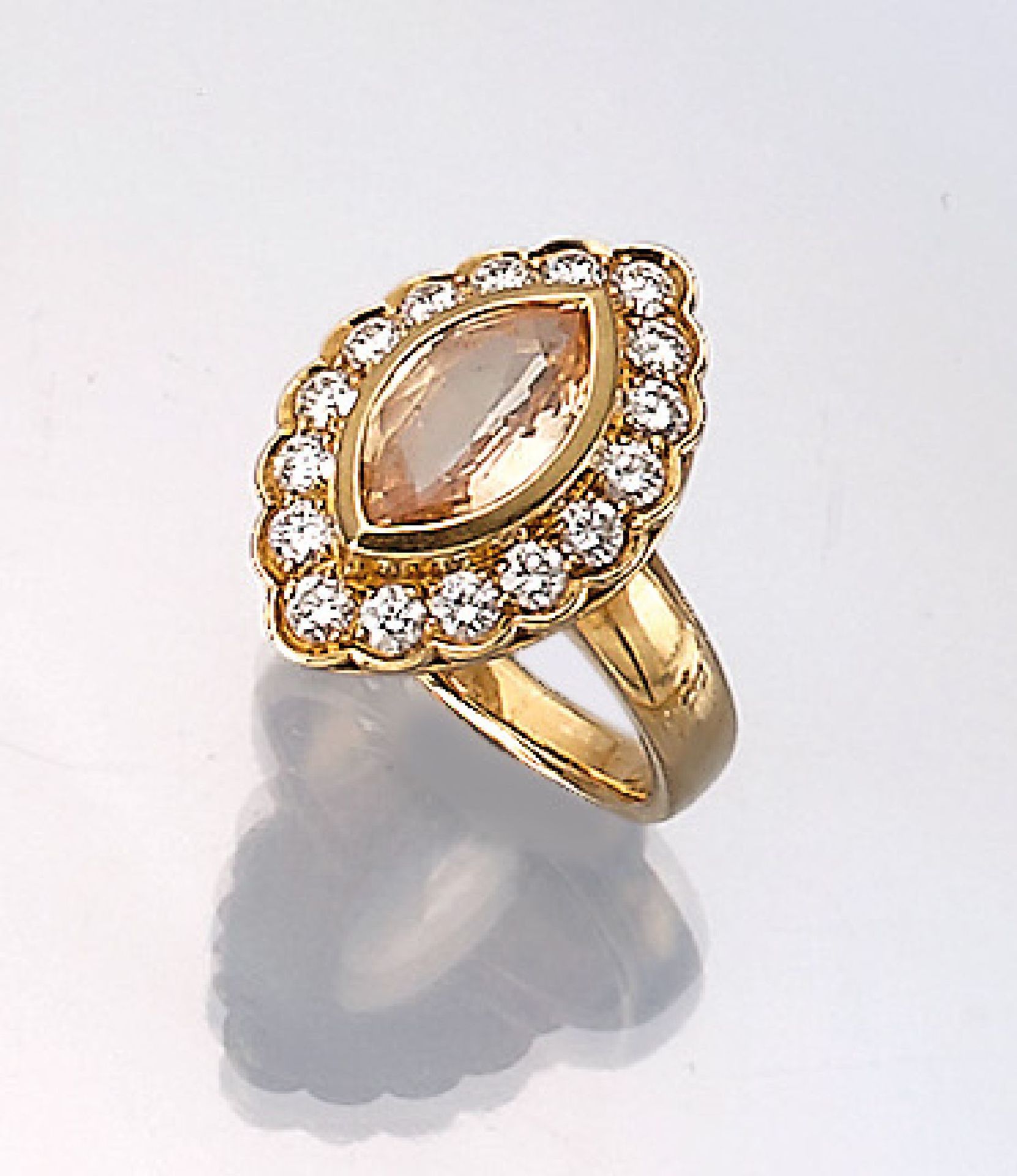 18 kt gold ring with sapphire and brilliants , YG 750/000, bevelled yellow saphir- marquise