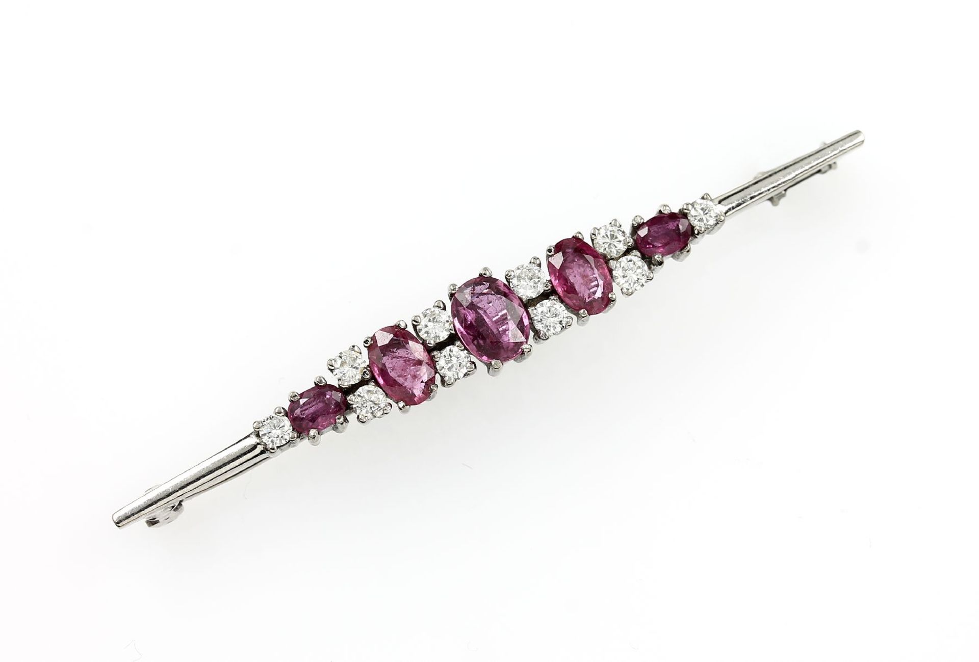 18 kt gold brooch with rubies and brilliants , WG 750/000, 5 oval bevelled rubies total approx. 2.